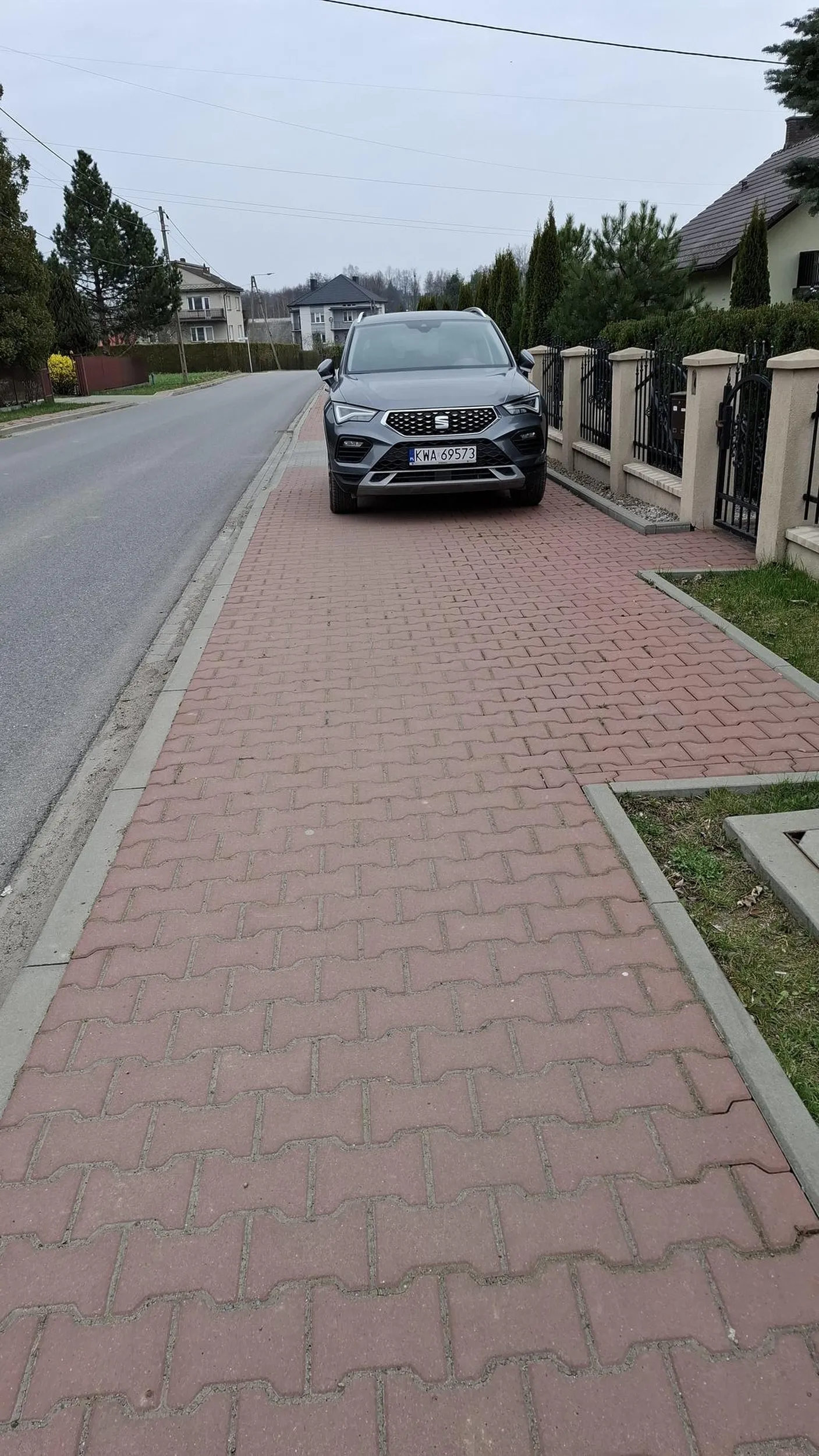 Nie wiesz ile to jest 1.5 metra ? Następnym razem wydrapie ci na masce jak miarki nie znajdziesz.