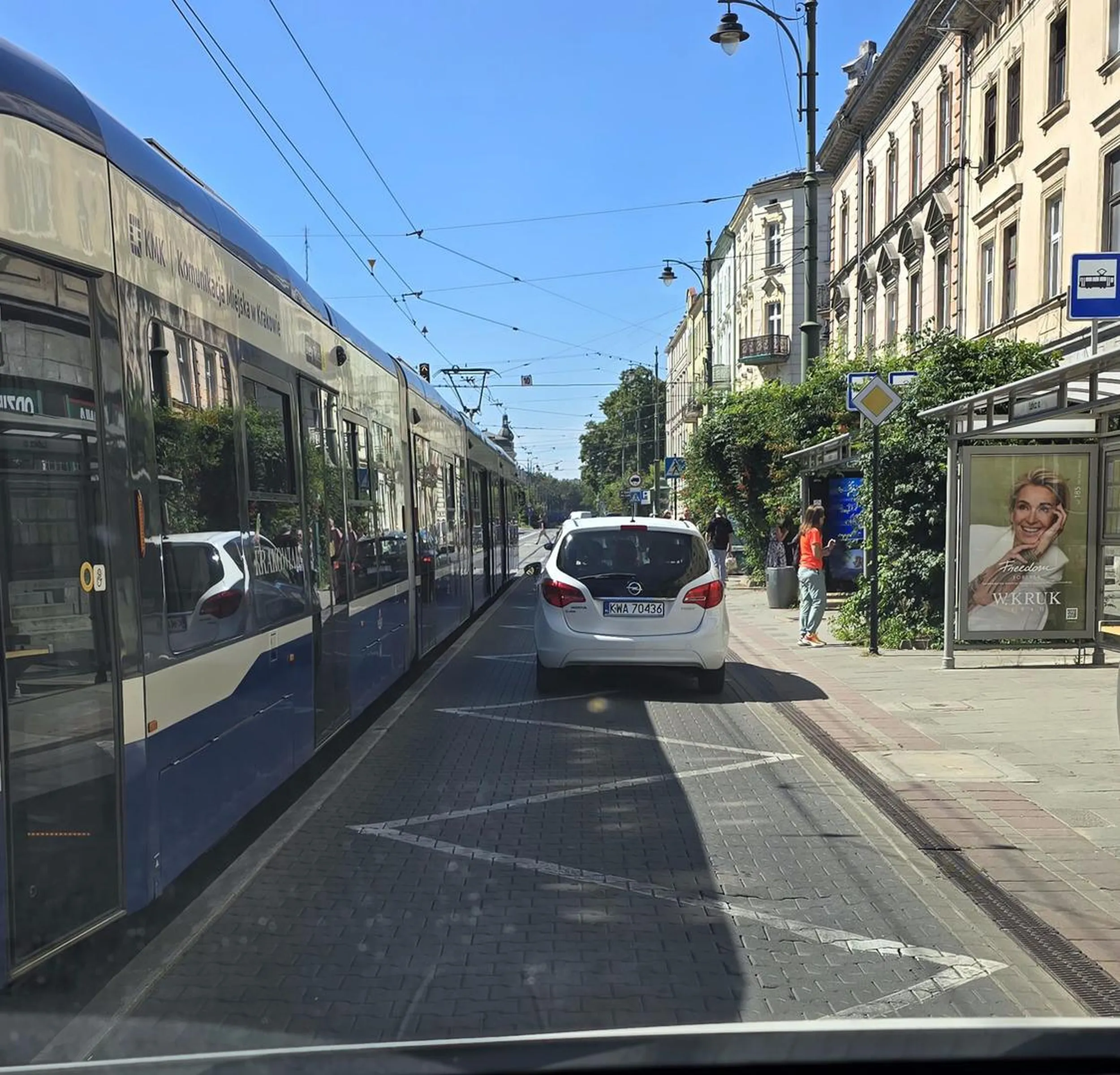 Kierowca będąc na skrajnie lewym pasie nagle chcę skręcić w prawo, przecina trzy pasy prawie doprowadzając do kolizji po czym oddala się z miejsca nie reagując na klakson i mruganie światłami drogowymi żeby się zatrzymał, aby sprawdzić czy nie doszło do kontaktu samochodów. Następnie próbując uciec przyjeżdża przez przystanek nie ustępując pasażerom wsiadania i wysiadania z tramwaju.
