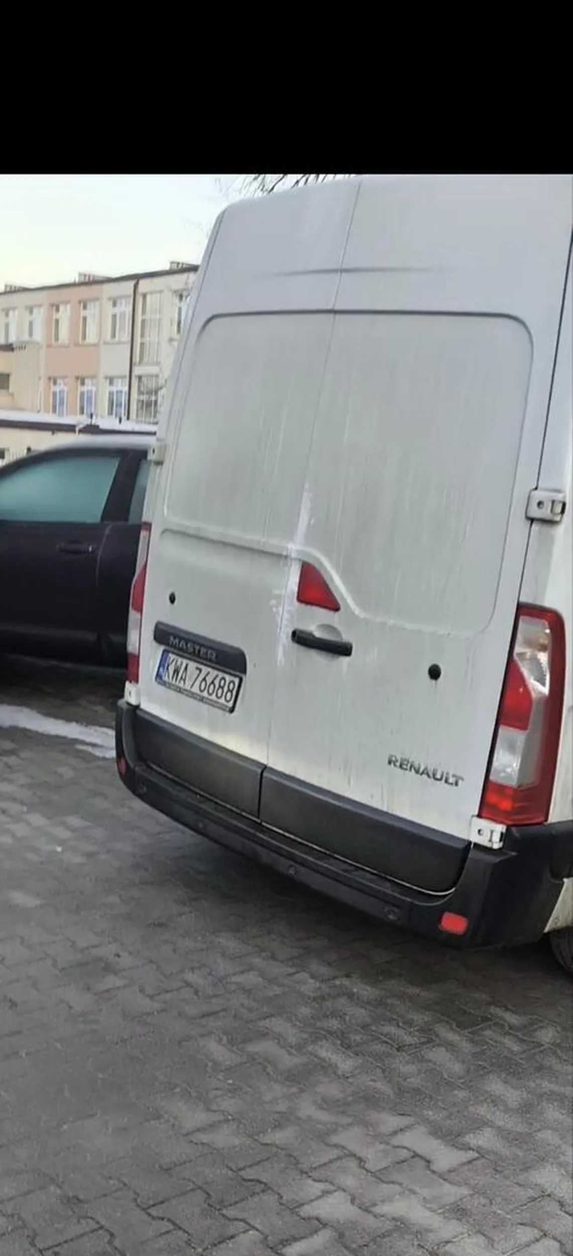 Zatarasował wjazd do przedszkola, auto wyłączone, brak kierowcy przy samochodzie