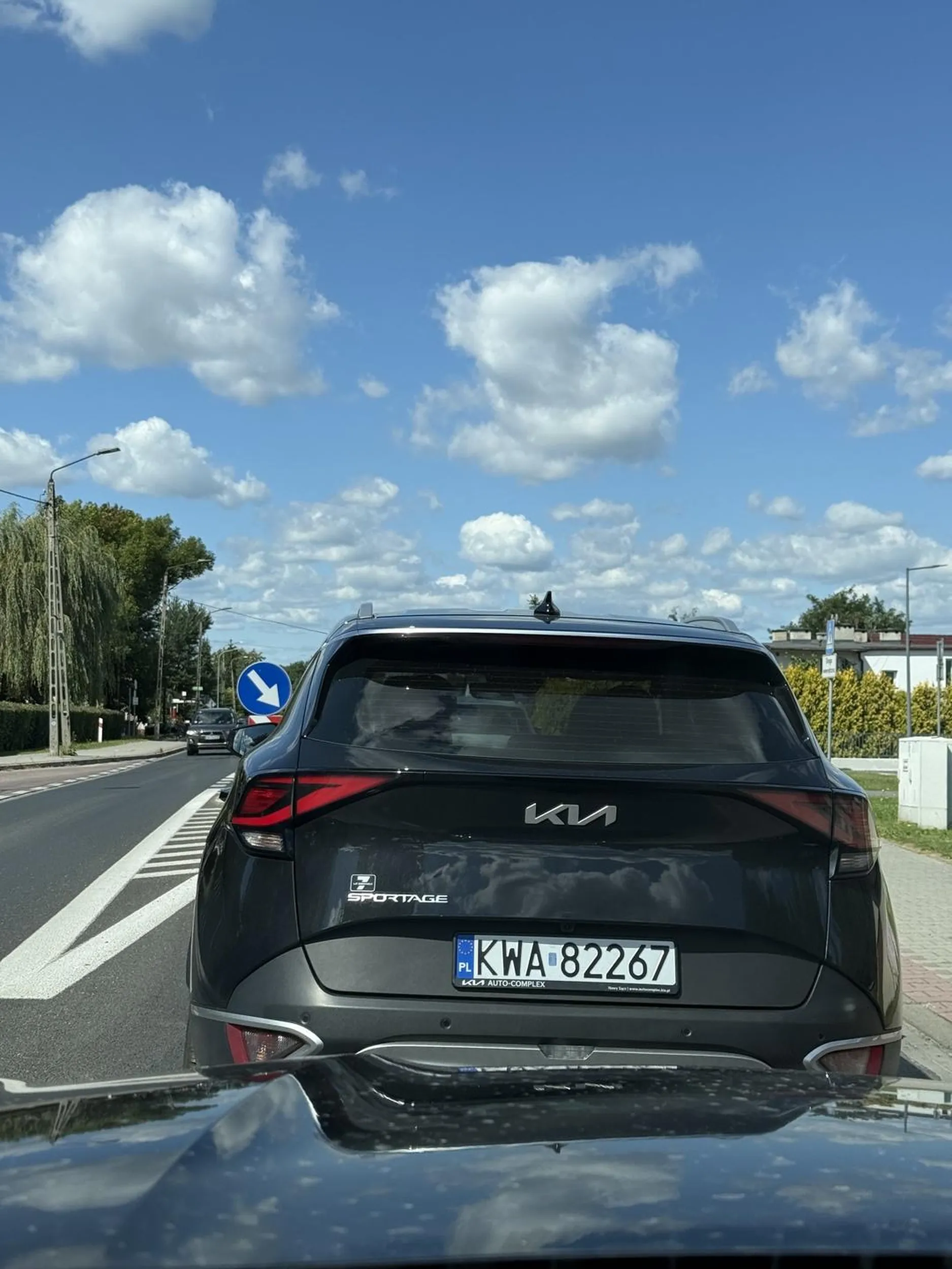 Zajeżdża drogę wymusza pierwszeństwo. Po zwróceniu uwagi tamuje ruch. Człowiek z małym fi....