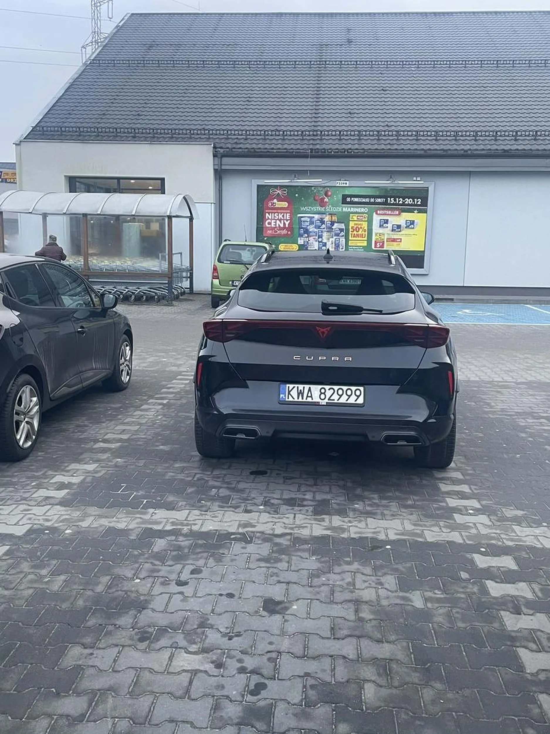 takie auto a nie potrafi w linach zaparkować tylko świnia zajmuje 2 miejsca parkingowe bo żadne auto po prawej sie nie zmieści. polecam poćwiczyć kolorowanki i nie wyjeżdżanie za linie to może w przyszłości będzie lepiej ✌️