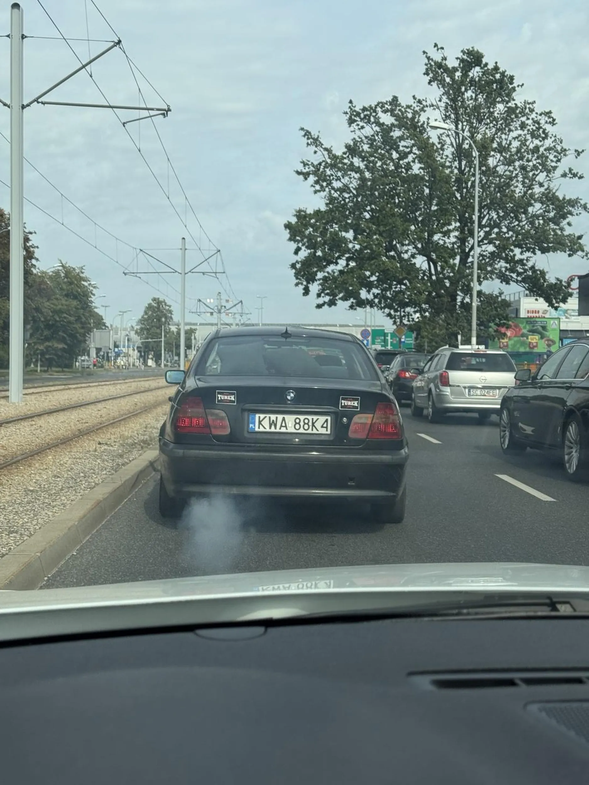 Czlowieku, napraw tego gruza, bo ciężko za Tobą jechać w tej chmurze dymu i smrodzie