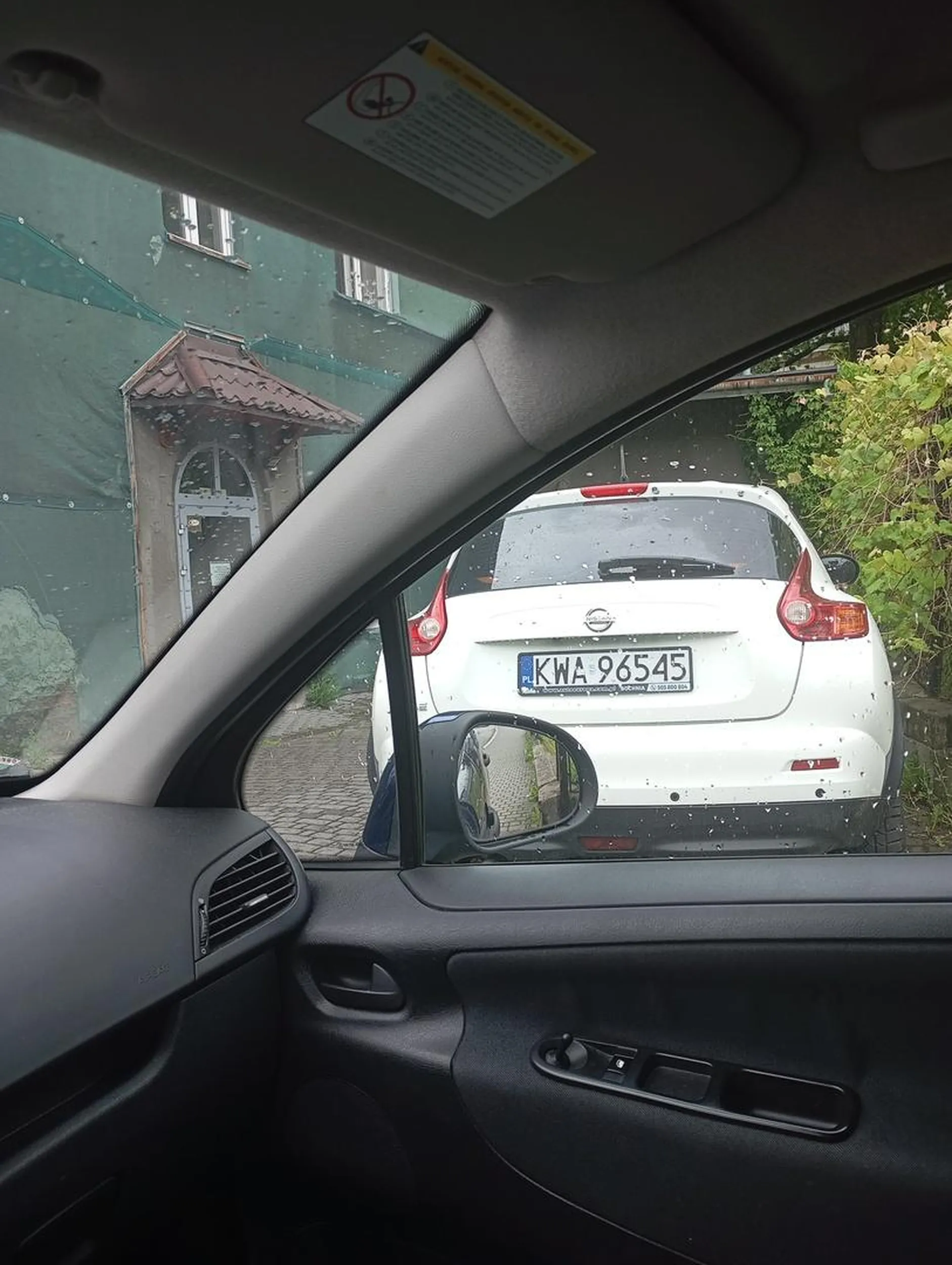 Staje na wjeździe i przez to zajmuje cały parking