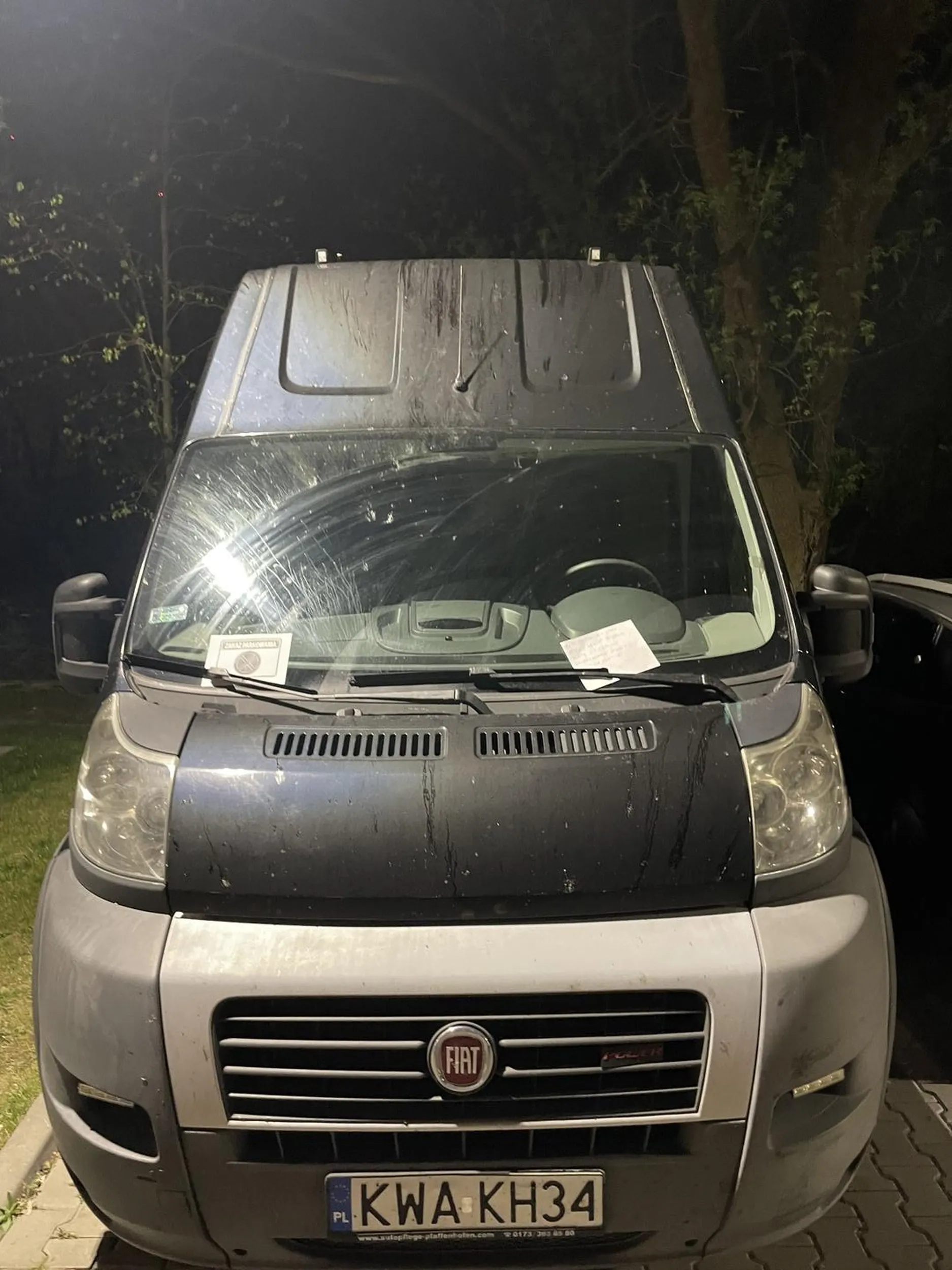 Człowiek bez grosza szacunku do innych ludzi. Zniszczył blokadę na prywatnym miejscu parkingowym oraz je zajął. Uważajcie na tą osobę!