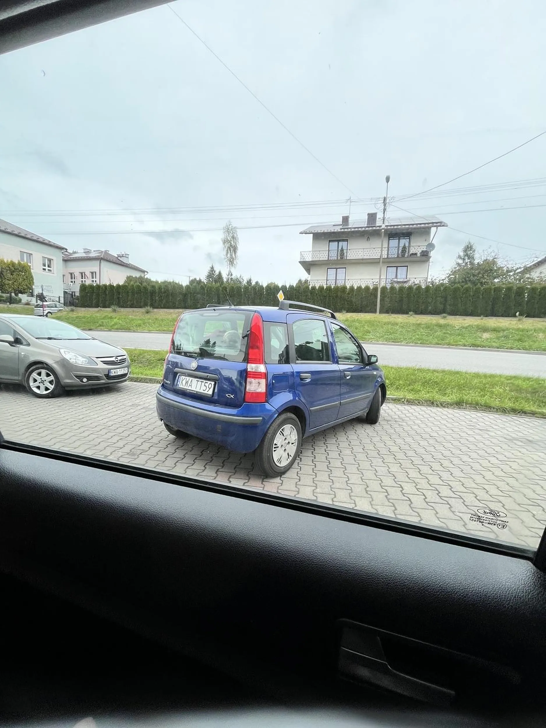 uwaga na kierowcę krzywo staje na parkingach