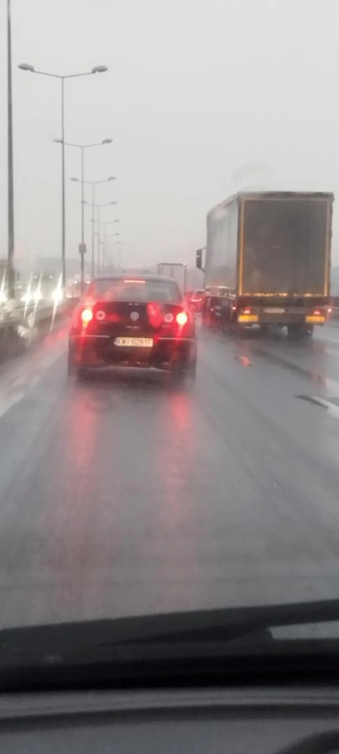 Napraw sobię stopy bo świeca cały czas, w końcu ktoś ci dupę skasuje Czarny Passat