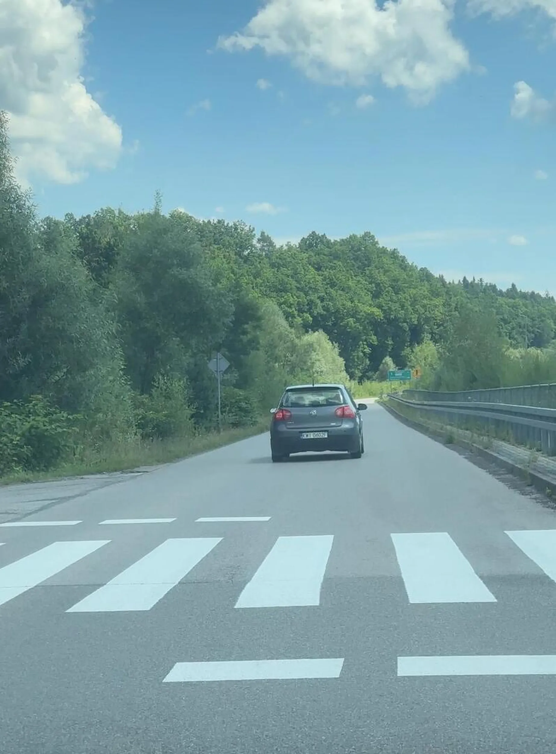 Pani z pojazdu chyba pijana, całą drogę jechała lewym pasem. Kilka samochodów było zmuszonych wjeżdżać prawie do rowu żeby zmieściła się na lewym pasie. A to chyba nie jest ruch lewostronny