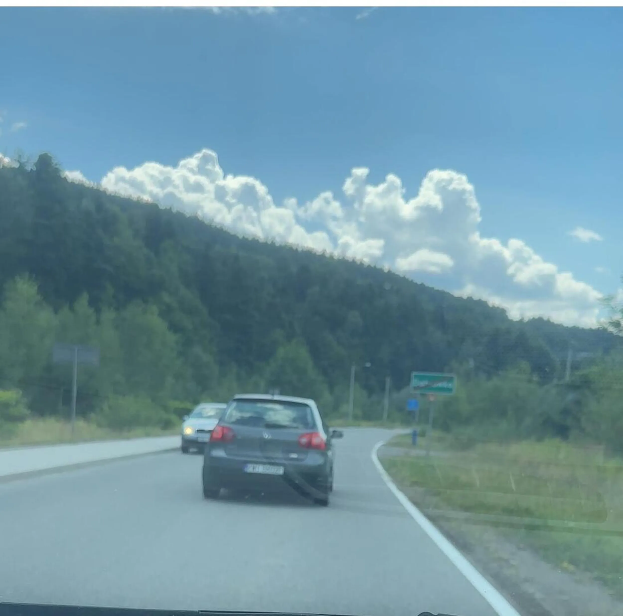 Pani z pojazdu chyba pijana, całą drogę jechała lewym pasem. Kilka samochodów było zmuszonych wjeżdżać prawie do rowu żeby zmieściła się na lewym pasie. A to chyba nie jest ruch lewostronny