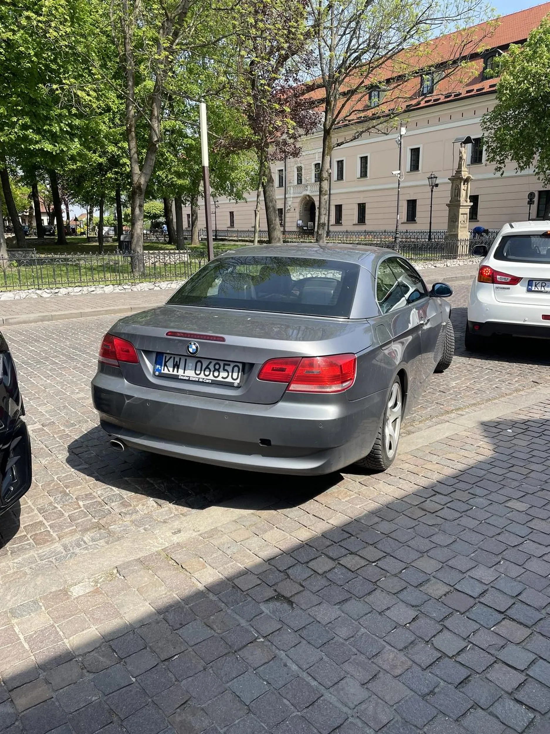 Pan tym szrotem to się nauczy parkować