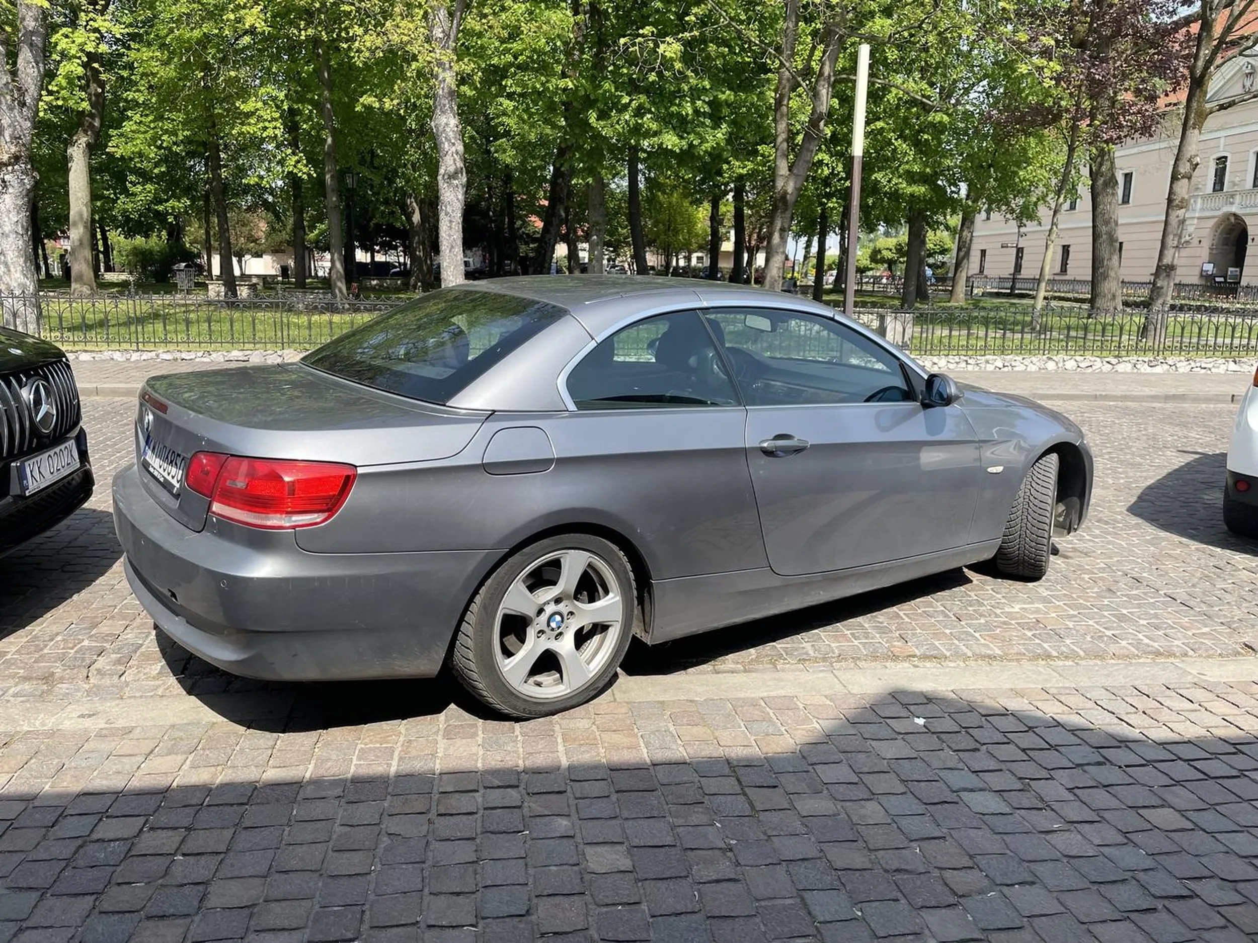 Pan tym szrotem to się nauczy parkować