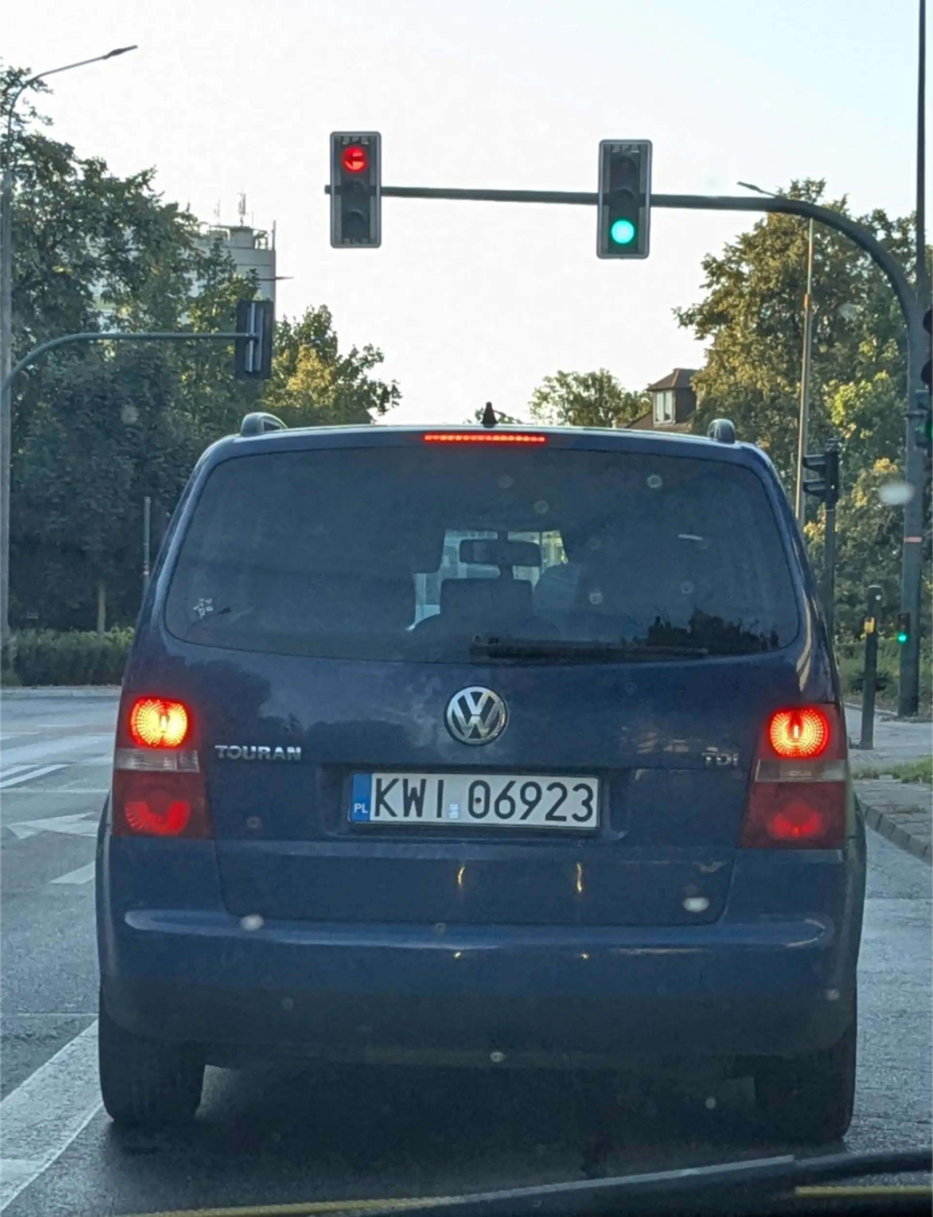 Zapieprza 100km/h w środku miasta (przy ograniczeniu do 50) po przejściach dla pieszych. Macha kierownicą w prawo i lewo jak małpiszon. Kiedyś kogoś zabije tym starym rzęchem. Prawko do odebrania im prędzej tym lepiej, zanim ktoś ucierpi przez tego bezmózga.