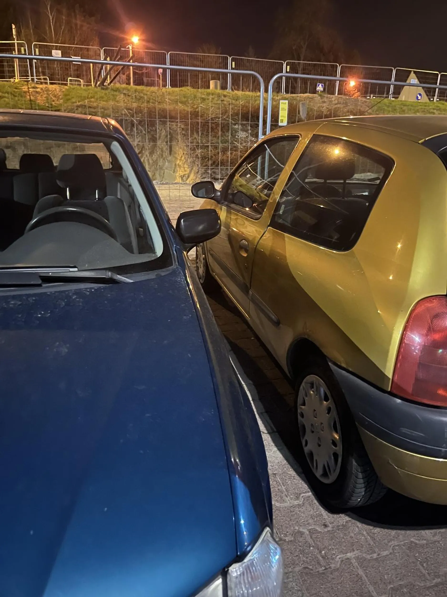 Brawo! Jesteś geniuszem! Zadać sobie tyle trudu, żeby zaparkować tak ciasno, wysiąść przez bagażnik tylko dlatego, że nie chciało Ci się zrobić kółka po parkingu ! Dzięki za przerysowanie drzwi. Mam nadzieję, że kiedyś karma wróci