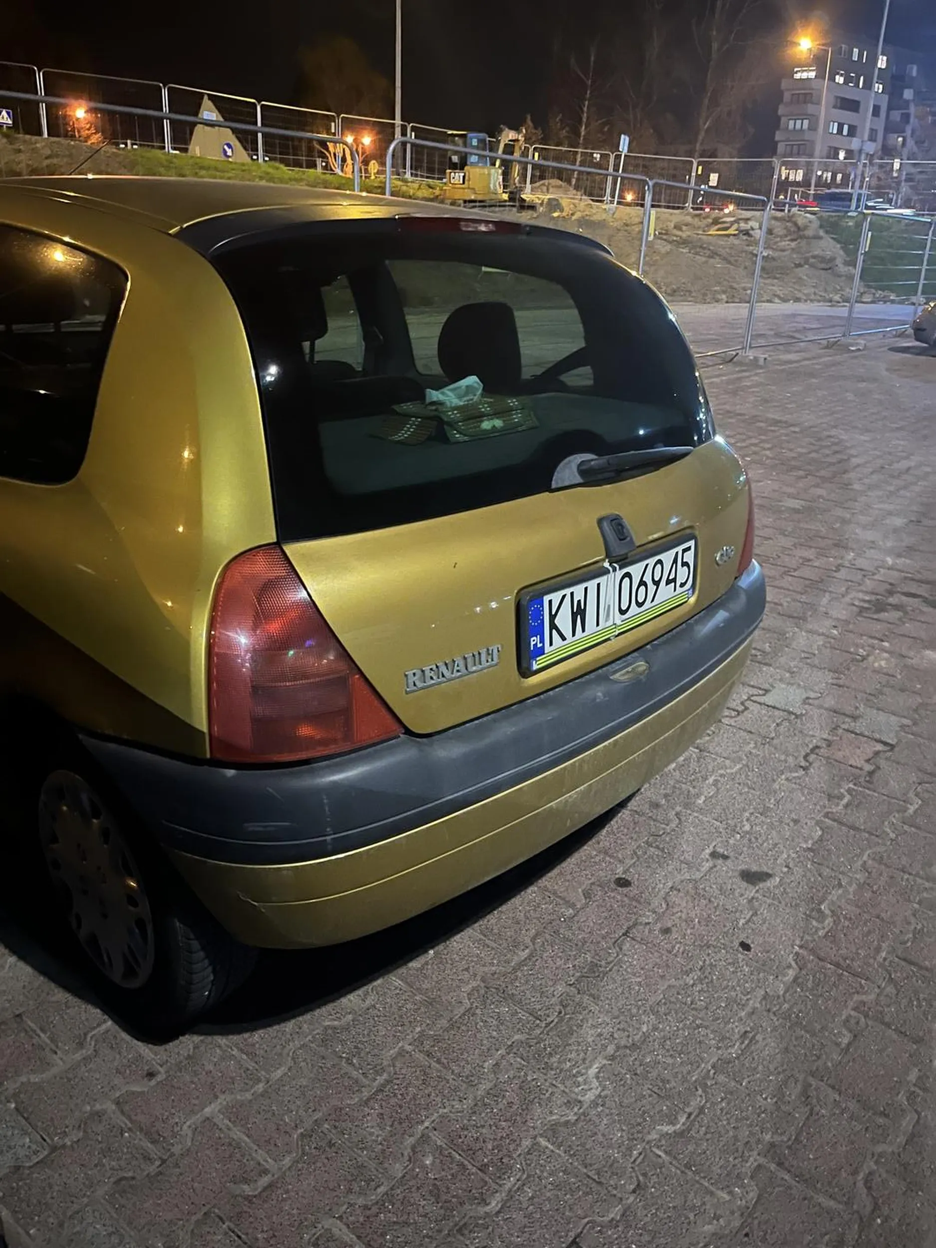 Brawo! Jesteś geniuszem! Zadać sobie tyle trudu, żeby zaparkować tak ciasno, wysiąść przez bagażnik tylko dlatego, że nie chciało Ci się zrobić kółka po parkingu ! Dzięki za przerysowanie drzwi. Mam nadzieję, że kiedyś karma wróci