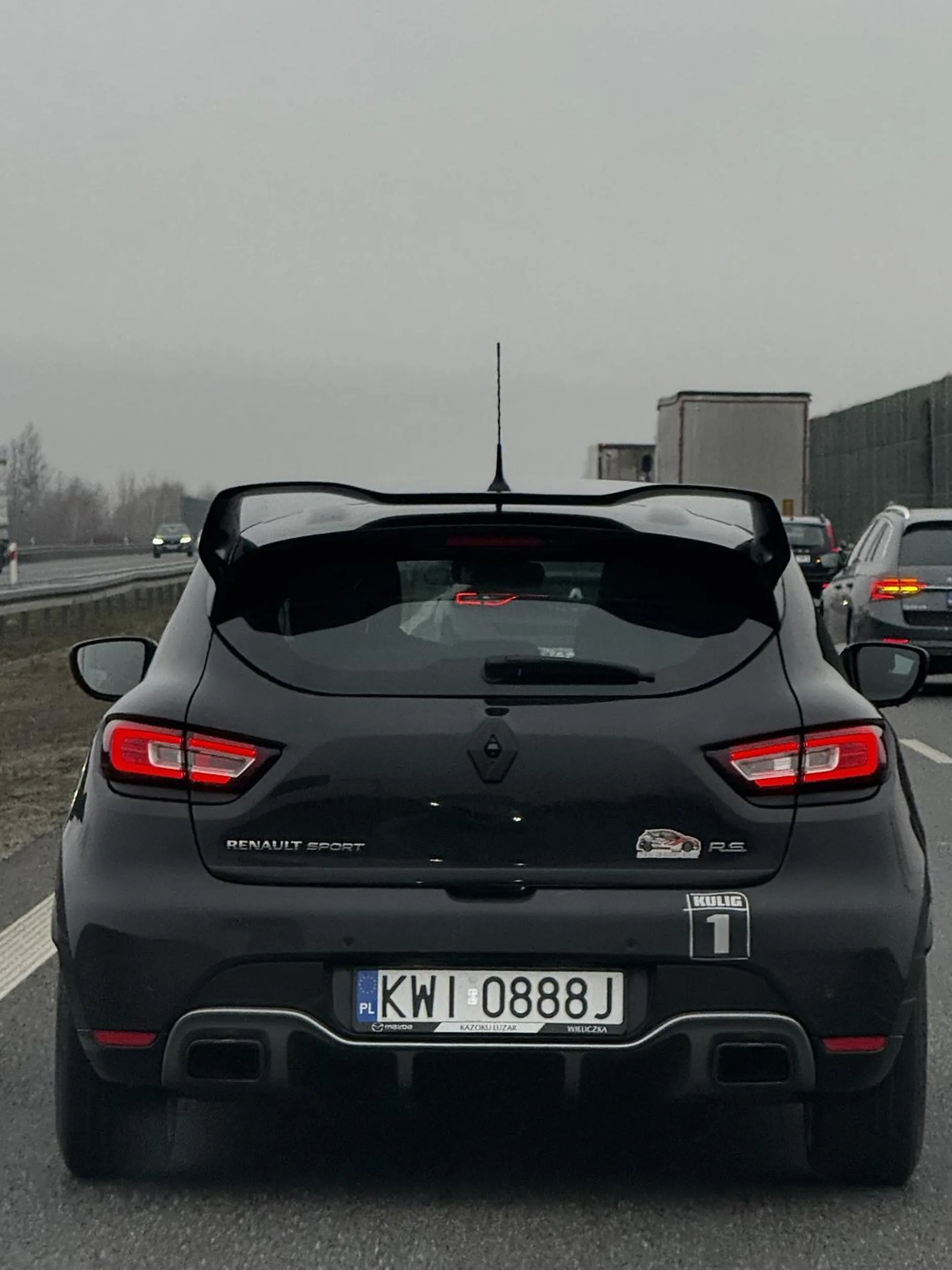 Szeryf pan i władca pobliskich wiejskich szos pierwszy raz wyjechał na trasę szybkiego ruchu i hamuje na prostej drodze. Sprzedaj auto kup rower ?