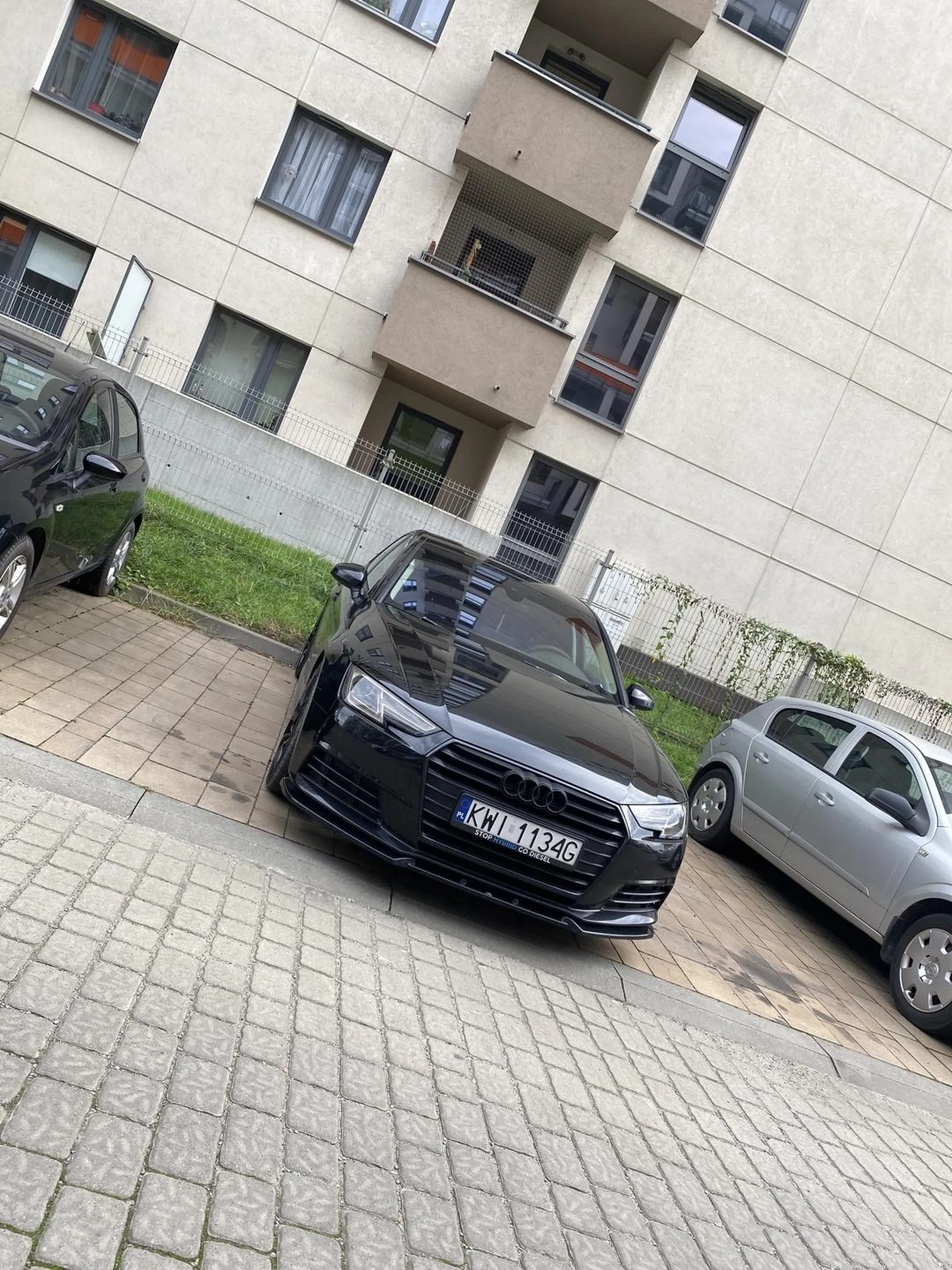 Notorycznie blokuje po kilka miejsca parkingowych, ewidentnie brak pewności siebie i umiejętności parkowania, trzeba go omijać szerokim łukiem