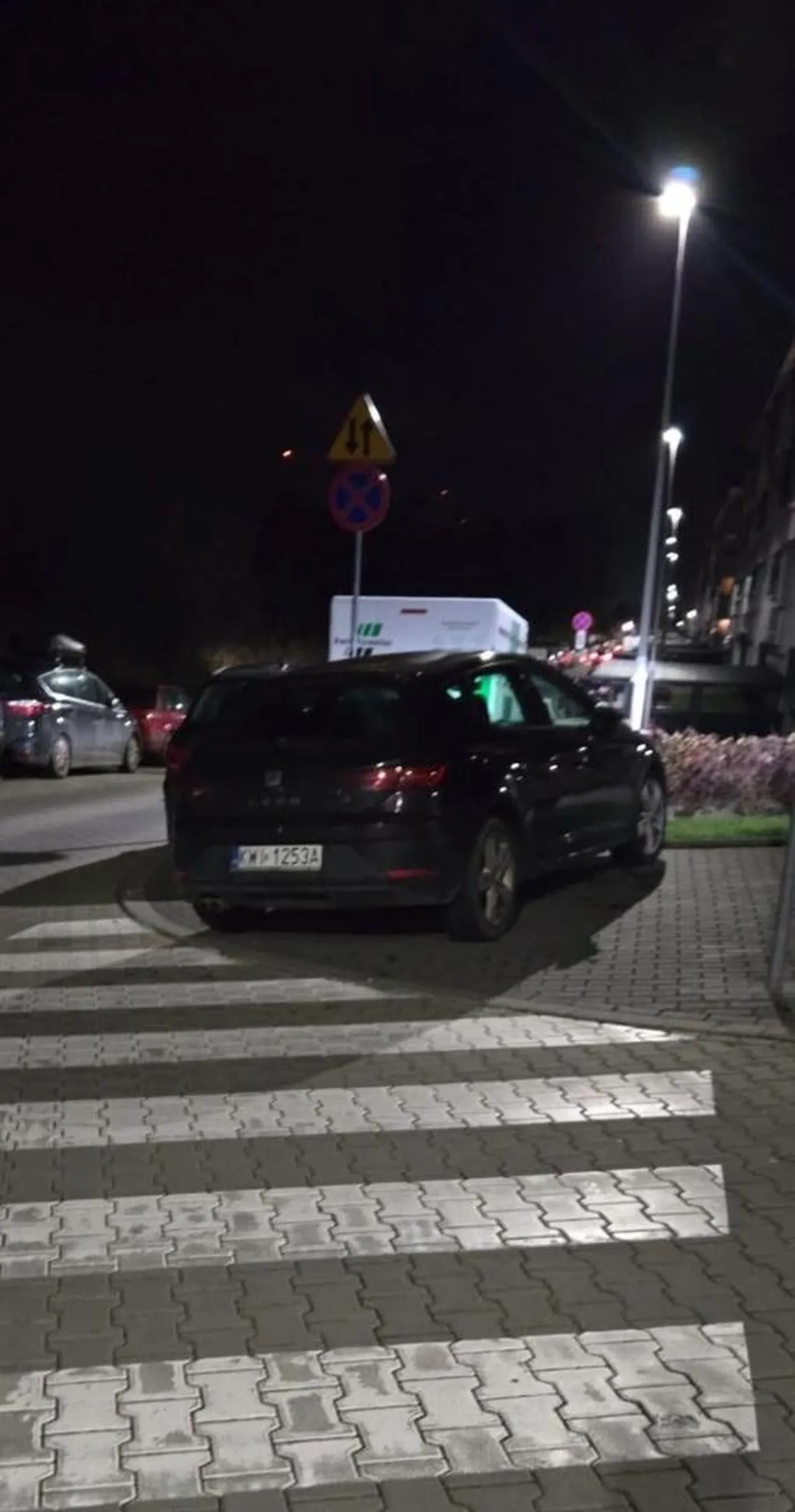 Coż, trzeba byś dęb***m, żeby tak parkować!