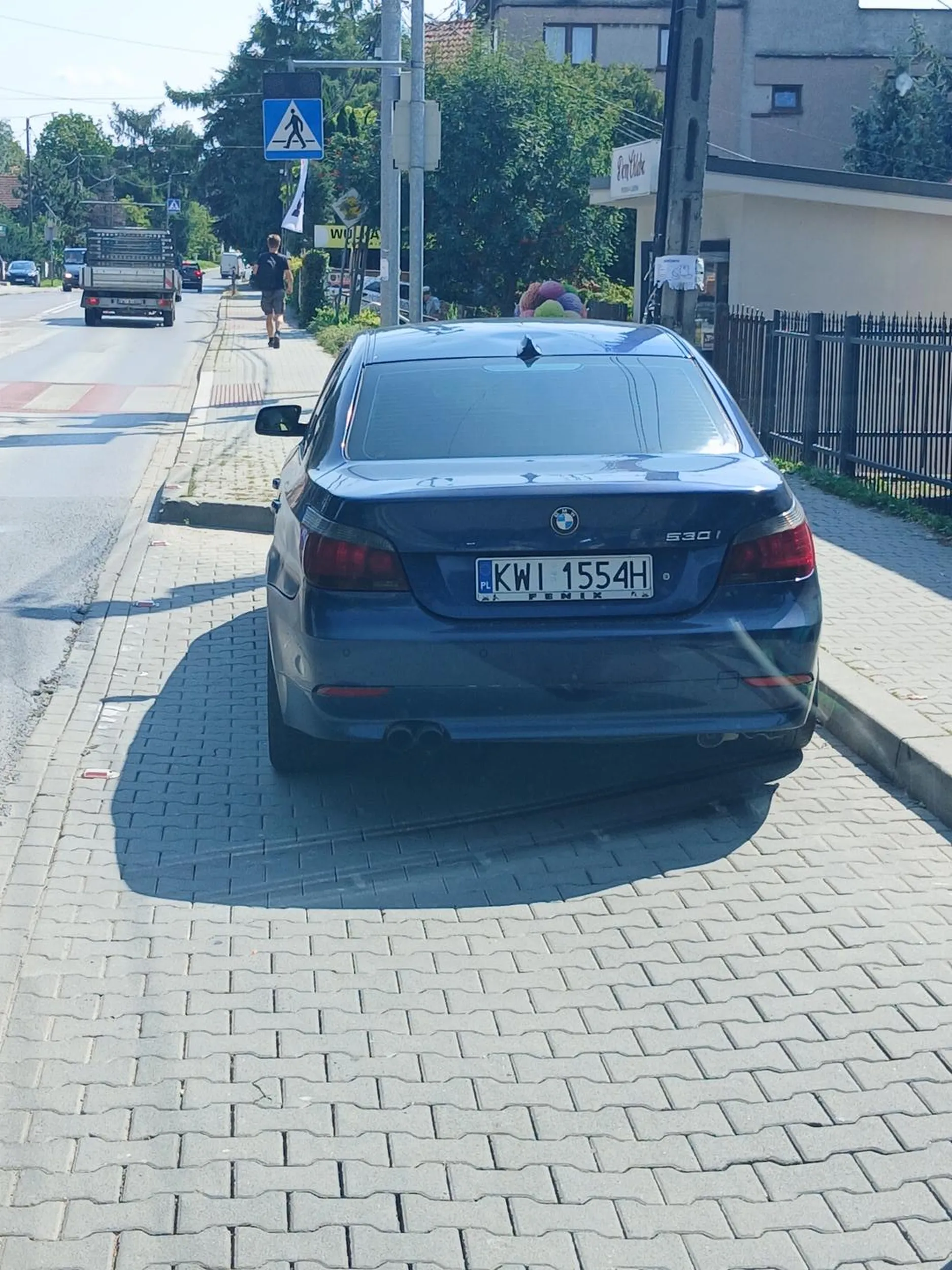 Wieliczka ul. Narutowicza. Marka zobowiązuje, aby itrudnić ruch w zatoce autobusowej. Bliżej do sklepu nie znaczy, że nie ma wykroczenia.