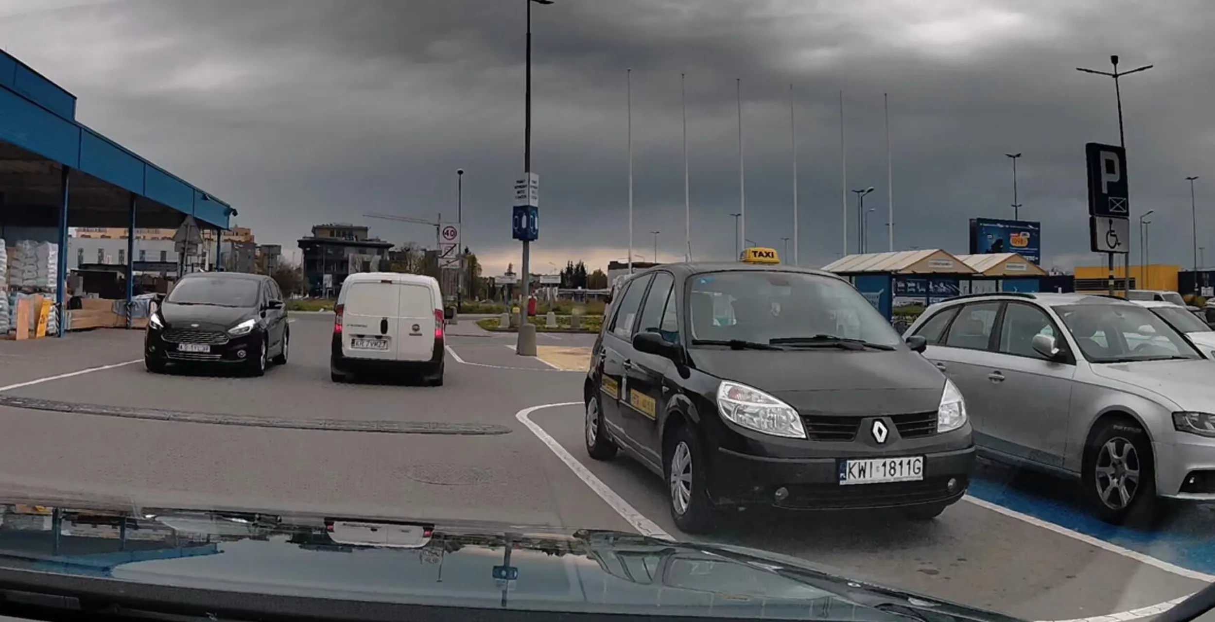 gamoniowi nie chce się ruszyć dupy, więc parkuje na obszarze wyłączonym z ruchu - byle tylko jak najbliżej drzwi xD