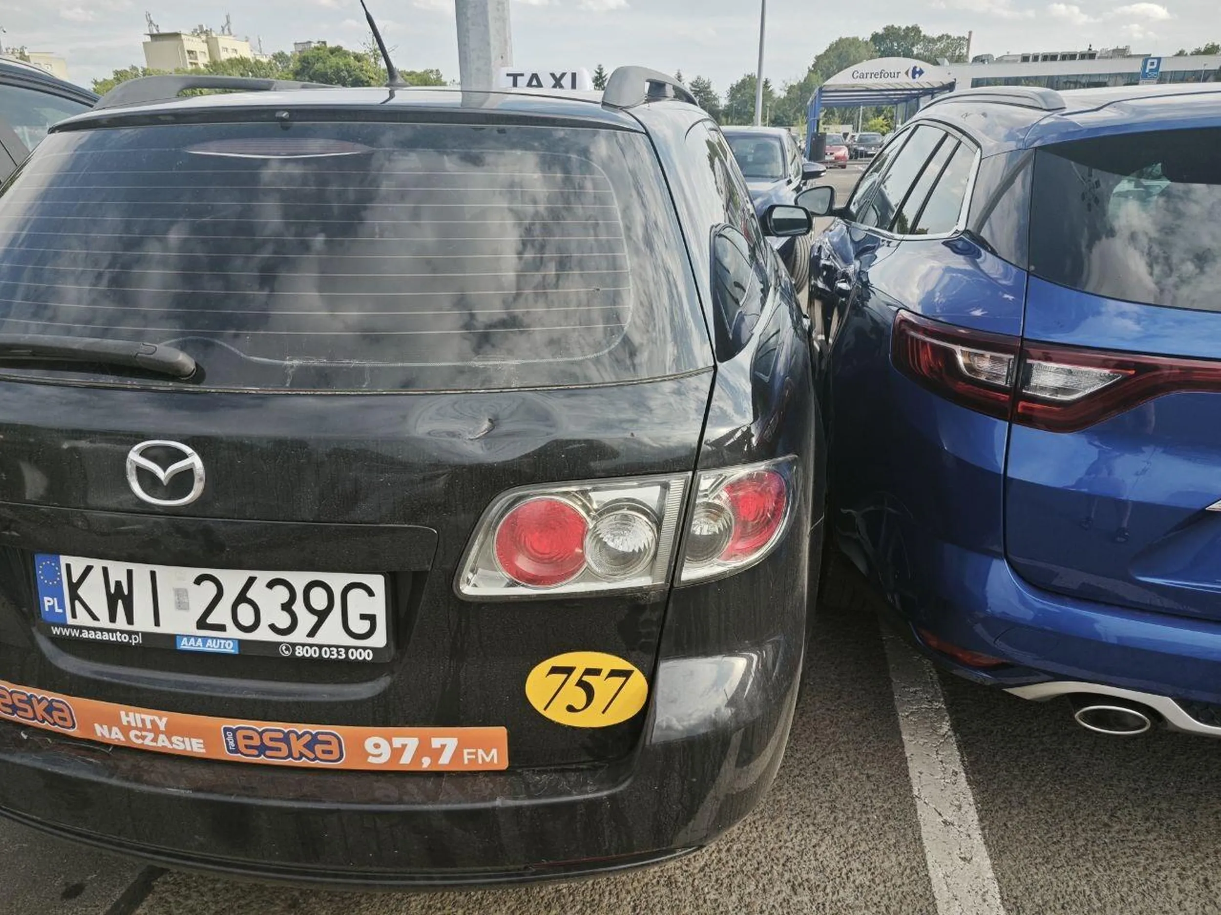 Skandaliczne zachowanie kierowcy taksówki! Dziś, 24 czerwca 2025 r., około godziny 18:00 w Krakowie, przy ul. Meredewskiego (parking przy Carrefourze), kierowca taksówki o numerze rejestracyjnym KWI 2639G (Mazda z oznaczeniem TAXI i naklejkami Eska 97,7 FM) bezczelnie zastawił samochód kobiecie, uniemożliwiając jej wyjazd. Na zwróconą grzecznie uwagę zareagował agresją słowną – wyzywał kobietę w sposób absolutnie niedopuszczalny, wykazując się skrajnym brakiem kultury i szacunku. Samochody stały praktycznie zderzak w zderzak – zupełnie ignorując oznaczenia miejsc parkingowych. Tego rodzaju aroganckie i chamskie zachowanie kierowcy zawodowego jest karygodne i niedopuszczalne. Taksówkarz, który zachowuje się w ten sposób wobec innych uczestników ruchu drogowego, nie powinien wykonywać tego zawodu. Zdecydowanie NIE polecam! Oby więcej osób unikało usług tak nieodpowiedzialnych i agresywnych kierowców.