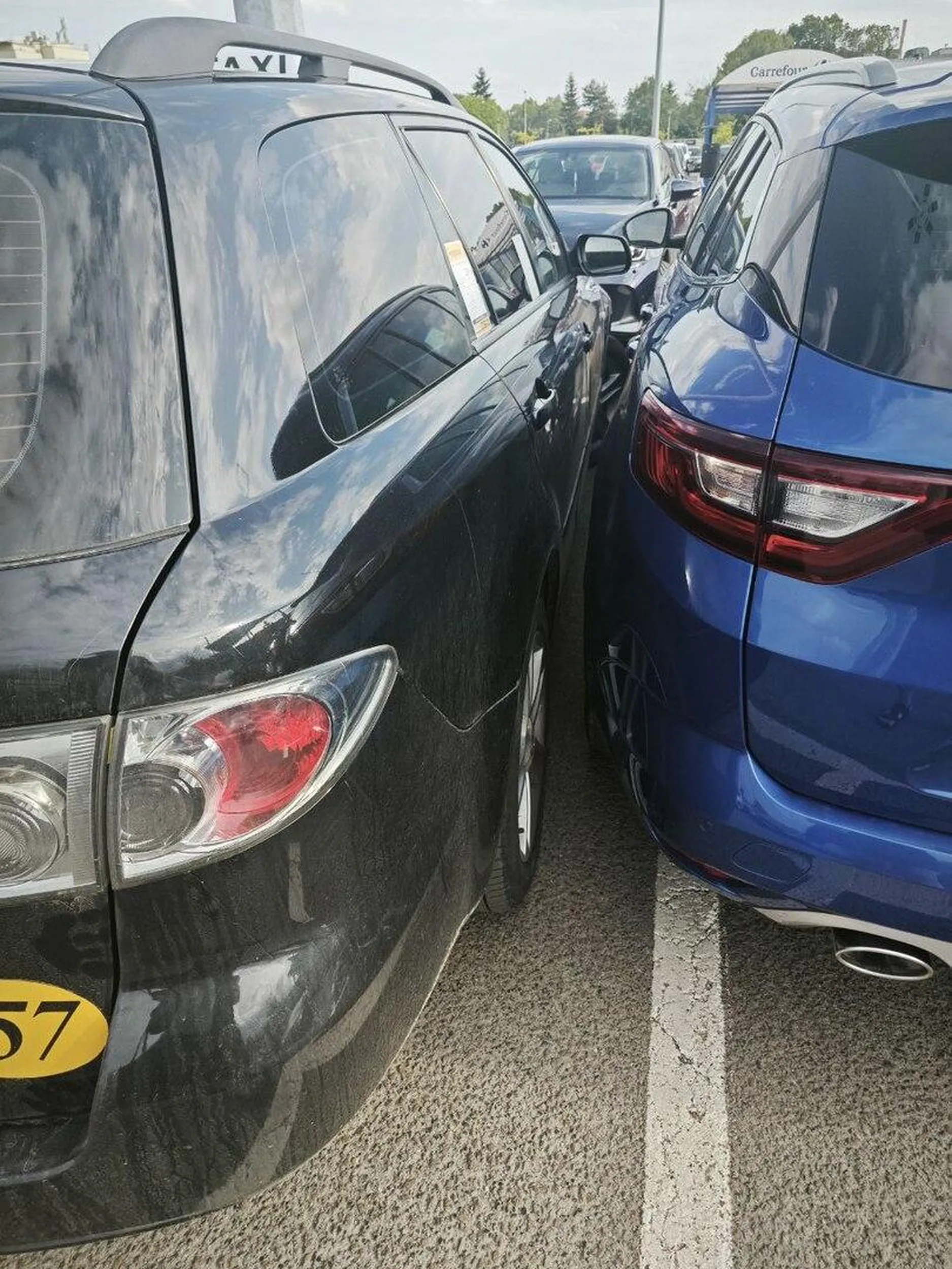 Skandaliczne zachowanie kierowcy taksówki! Dziś, 24 czerwca 2025 r., około godziny 18:00 w Krakowie, przy ul. Meredewskiego (parking przy Carrefourze), kierowca taksówki o numerze rejestracyjnym KWI 2639G (Mazda z oznaczeniem TAXI i naklejkami Eska 97,7 FM) bezczelnie zastawił samochód kobiecie, uniemożliwiając jej wyjazd. Na zwróconą grzecznie uwagę zareagował agresją słowną – wyzywał kobietę w sposób absolutnie niedopuszczalny, wykazując się skrajnym brakiem kultury i szacunku. Samochody stały praktycznie zderzak w zderzak – zupełnie ignorując oznaczenia miejsc parkingowych. Tego rodzaju aroganckie i chamskie zachowanie kierowcy zawodowego jest karygodne i niedopuszczalne. Taksówkarz, który zachowuje się w ten sposób wobec innych uczestników ruchu drogowego, nie powinien wykonywać tego zawodu. Zdecydowanie NIE polecam! Oby więcej osób unikało usług tak nieodpowiedzialnych i agresywnych kierowców.