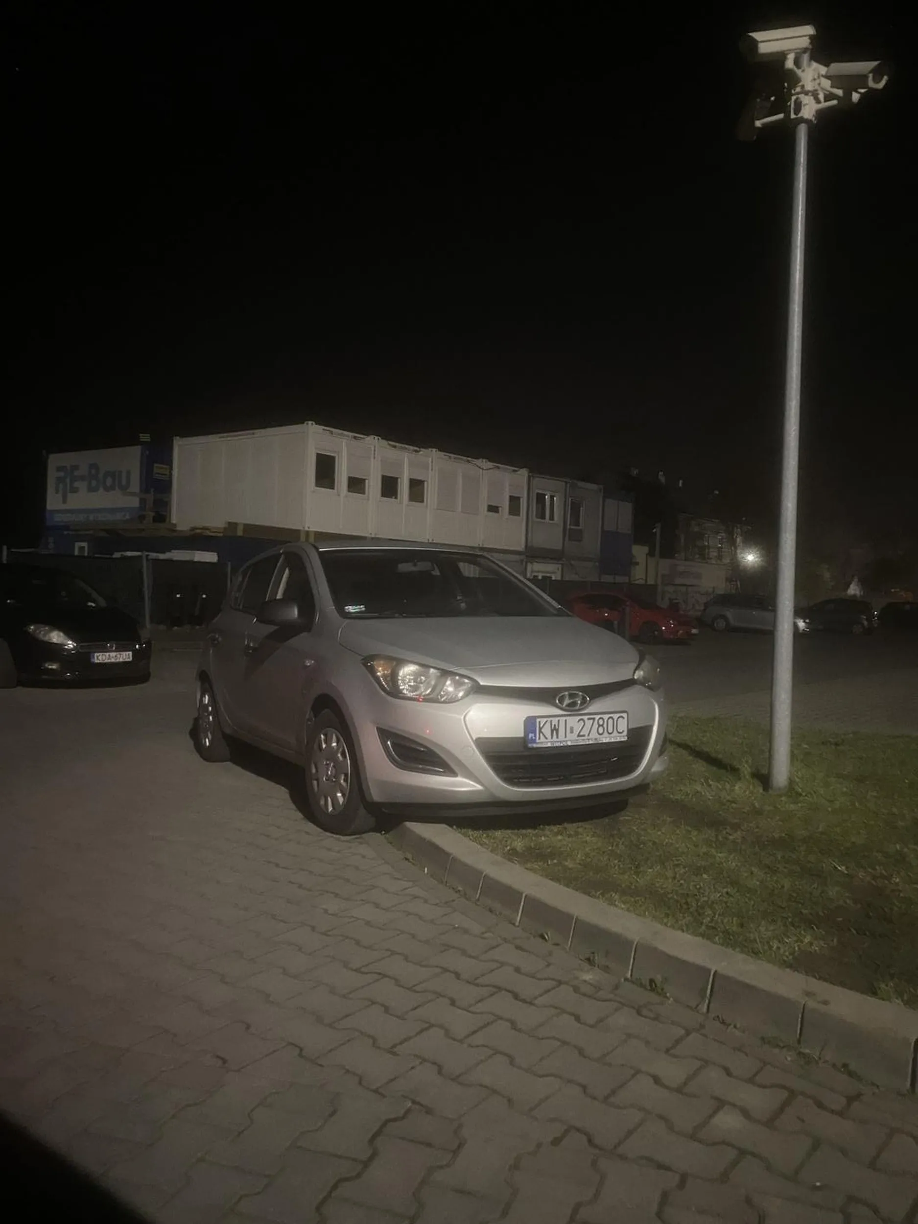 KWI i wszystko jasne. p&r wieliczka - miejsc multum, ale kolega musi sobie wjechać na trawnik i krawężnik. Mistrz po prostu