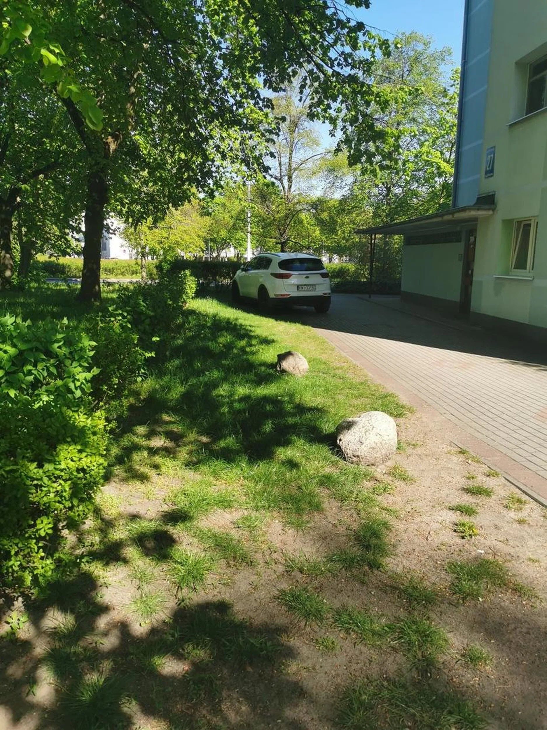 To nie jest miejsce parkingowe. Zrobili sobie stały parking pod blokiem, codziennie macie takie ciężkie rzeczy że trzeba rozjeżdżac trawnik i jeździć po chodniku?