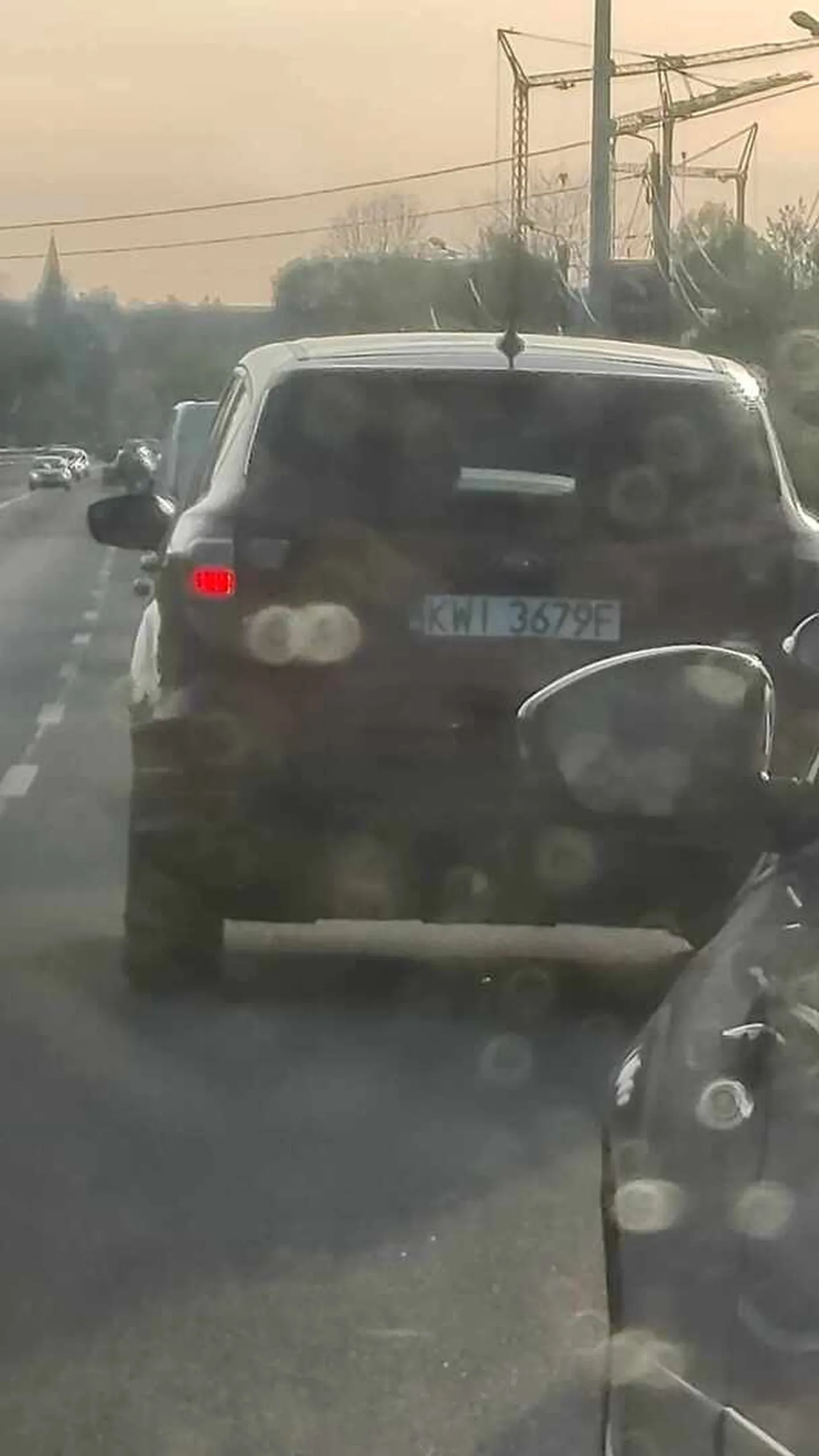 Bandyta drugiego dnia Świąt Wielkanocnych, przy wzmożonym ruchu, jadąc na zderzaku przy prędkości 90 km/h na obwodnicy, wyprzedza, spychając samochody jadące z naprzeciwka na pobocze, po to, aby następnie stać w korku. Kierowca, dla którego zaoszczędzone 10 sekund jest warte ryzyka życia innych ludzi. Zalecenia: jazda autobusem, w ostatnim rzędzie siedzeń, z dala od kierownicy.