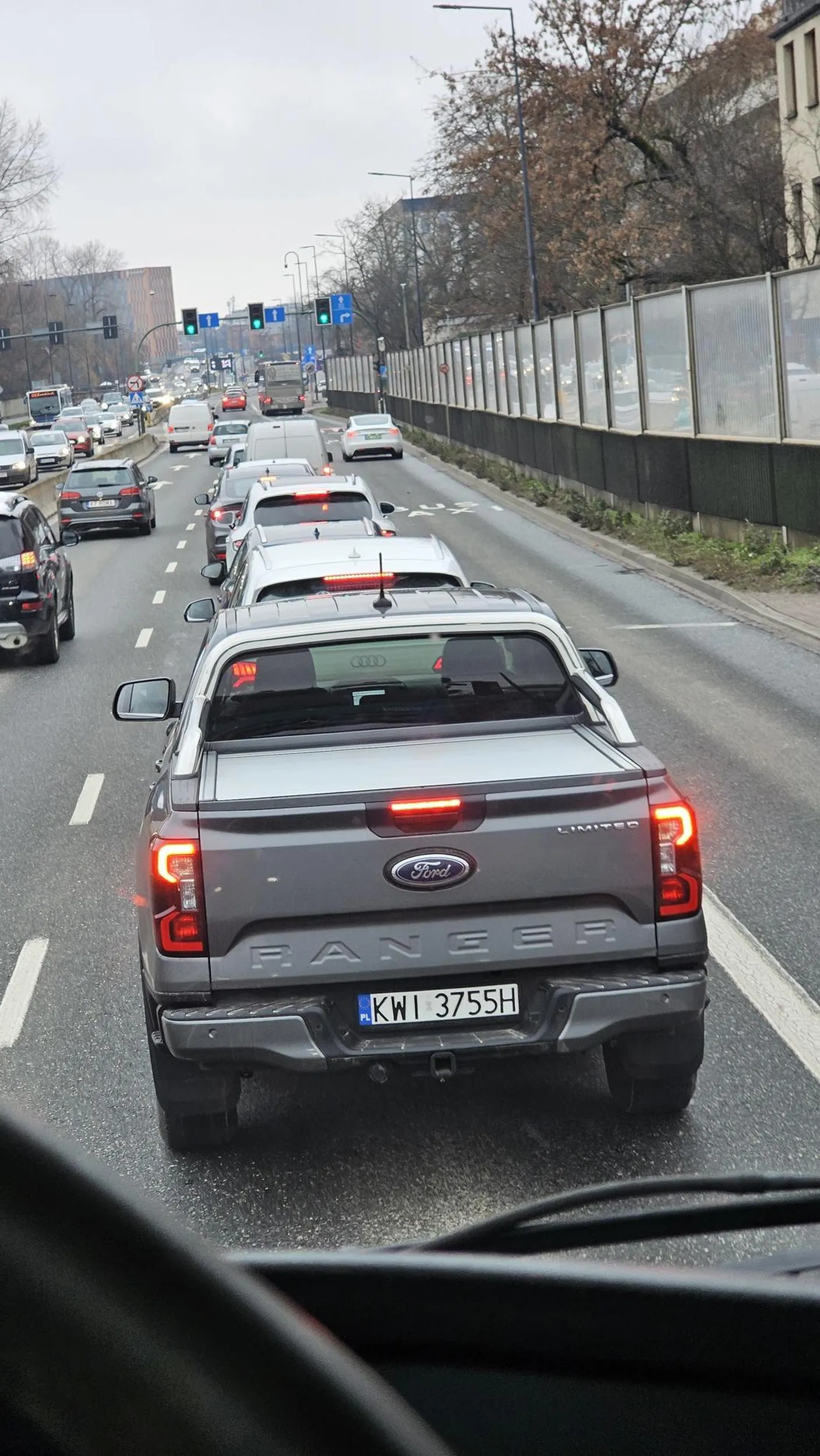 Kierowca ma wysokie ego jezdzac pseudo drogim autem ledwo warte 50 tys ale udaje ze nie widzi kierunkowskazów auta zmieniające pas delikatnie zwalnia robiąc mu miejsce a zachwala nagle przyspiesza i liczy ze sie wjedzie w niego.  Typ osoby która chce wyłudzić kolizję