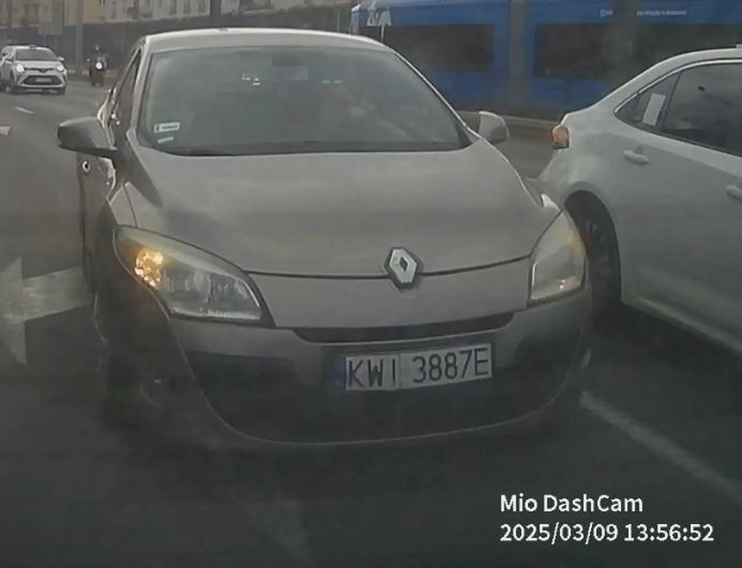 9 marca Renault Megane na rondzie grzegórzeckim przeciął ciągłą przed światłami, wjechał w moje auto przeciskając się między pasami, przejechał na czerwonym i odjechał. Wezwana policja na miejsce. Nagranie z wideorejestratora złożone do służb.