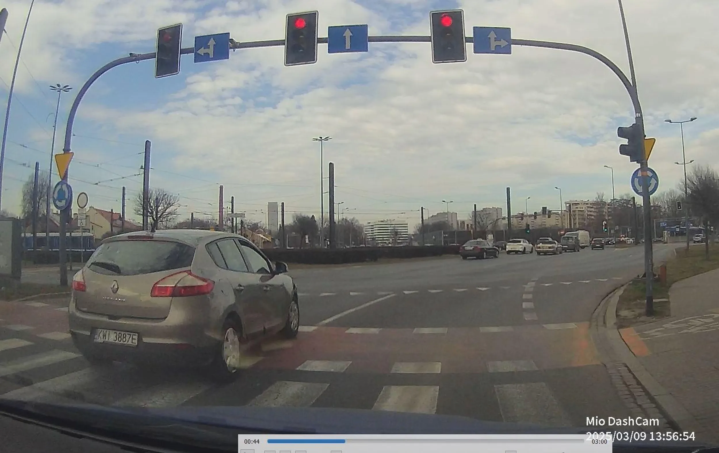 9 marca Renault Megane na rondzie grzegórzeckim przeciął ciągłą przed światłami, wjechał w moje auto przeciskając się między pasami, przejechał na czerwonym i odjechał. Wezwana policja na miejsce. Nagranie z wideorejestratora złożone do służb.