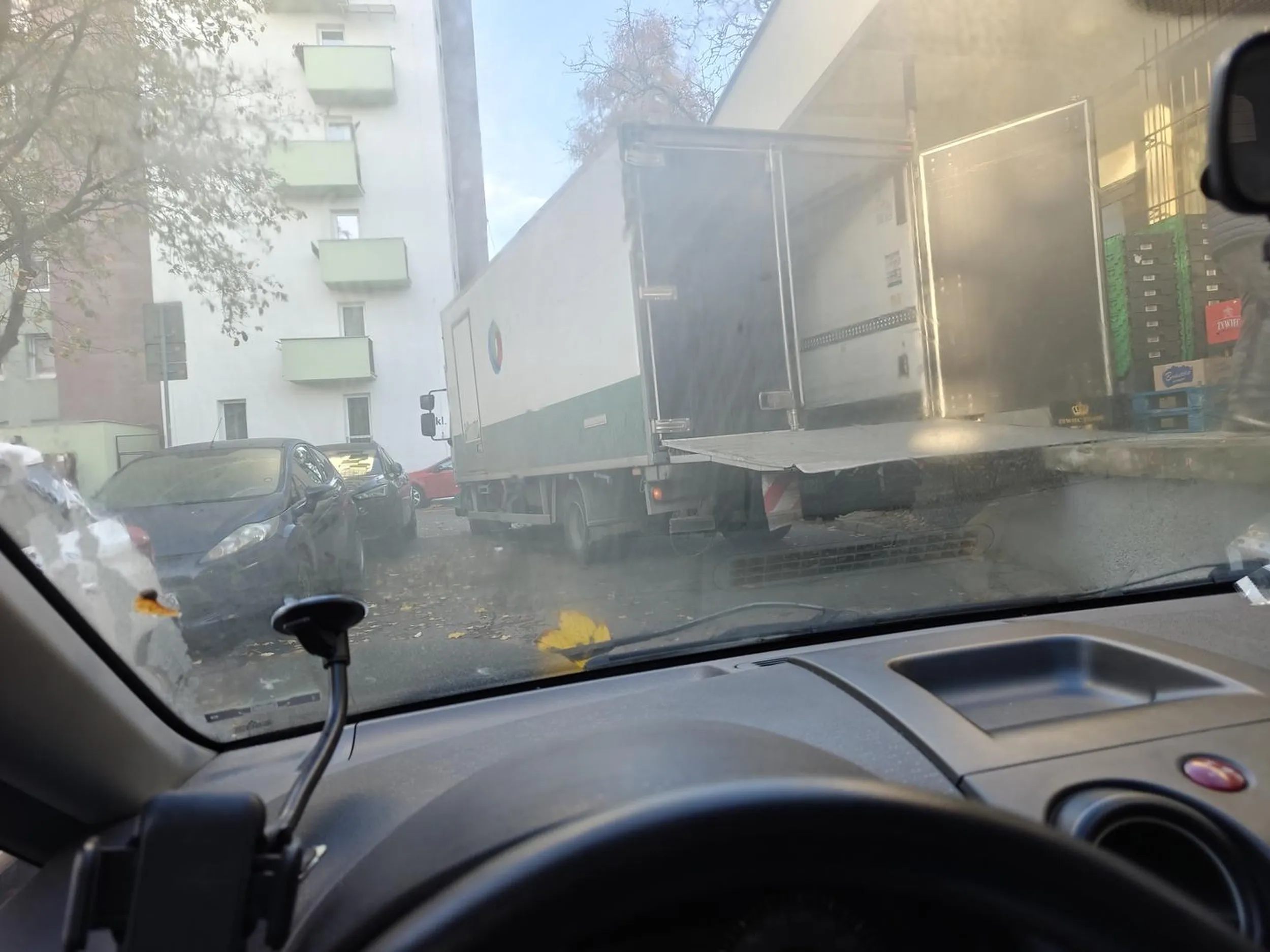 Dostawca żabki i kawał chama. Zablokował wyjazd z osiedla i jeszcze się pruje na pytanie ile mu zejdzie.