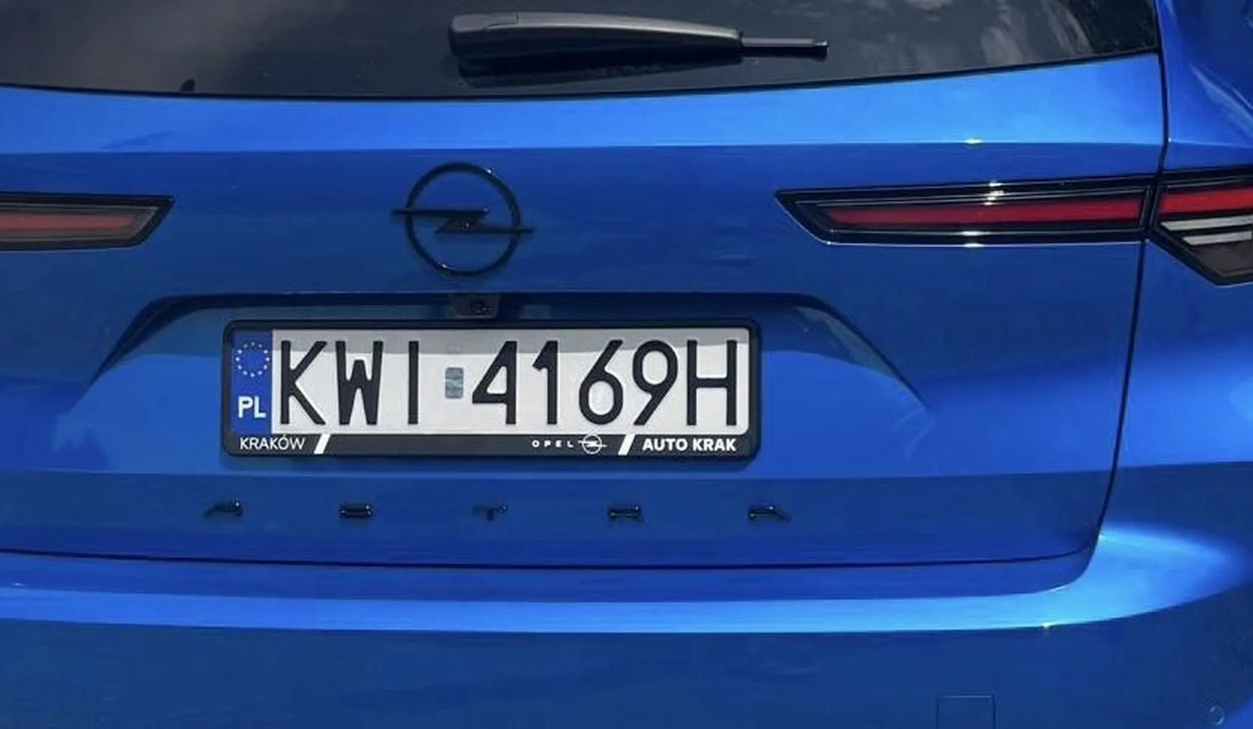 Absolutny cham wobec rowerzystów, doprowadził do bardzo niebezpiecznego zdarzenia, spychając rowerzystę z czystej nienawiści. Na szczęście nic się poważnego nie stało, a po całym wydarzeniu był bezczelny i dumny z siebie. Zgłoszony na Policję.