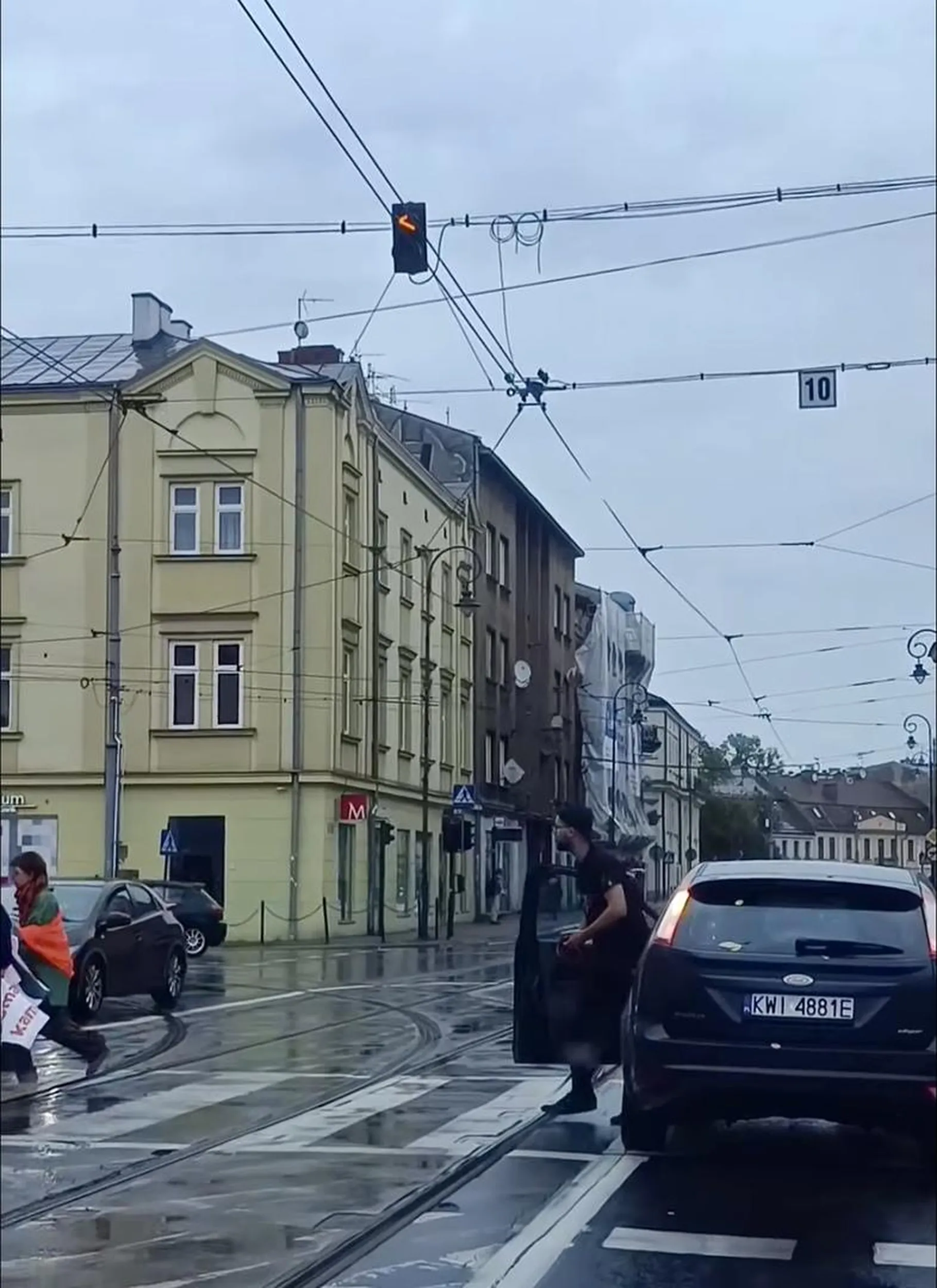 Wariat próbowal rozjechać i zaatakować gaśnica ludzi na przejsciu