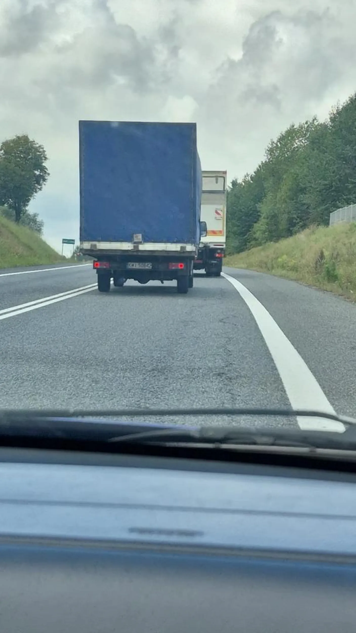 Siedzi na zderzaku każdemu. Gdy musiałem nieco dohamować bo auto przede mną zaczęło skręcać, podjechał jak najbliżej się dało (mimo że wcześniej był parę metrów ode mnie) i zarzucił wiązką długich świateł i klaksonu przez kolejne 300 metrów