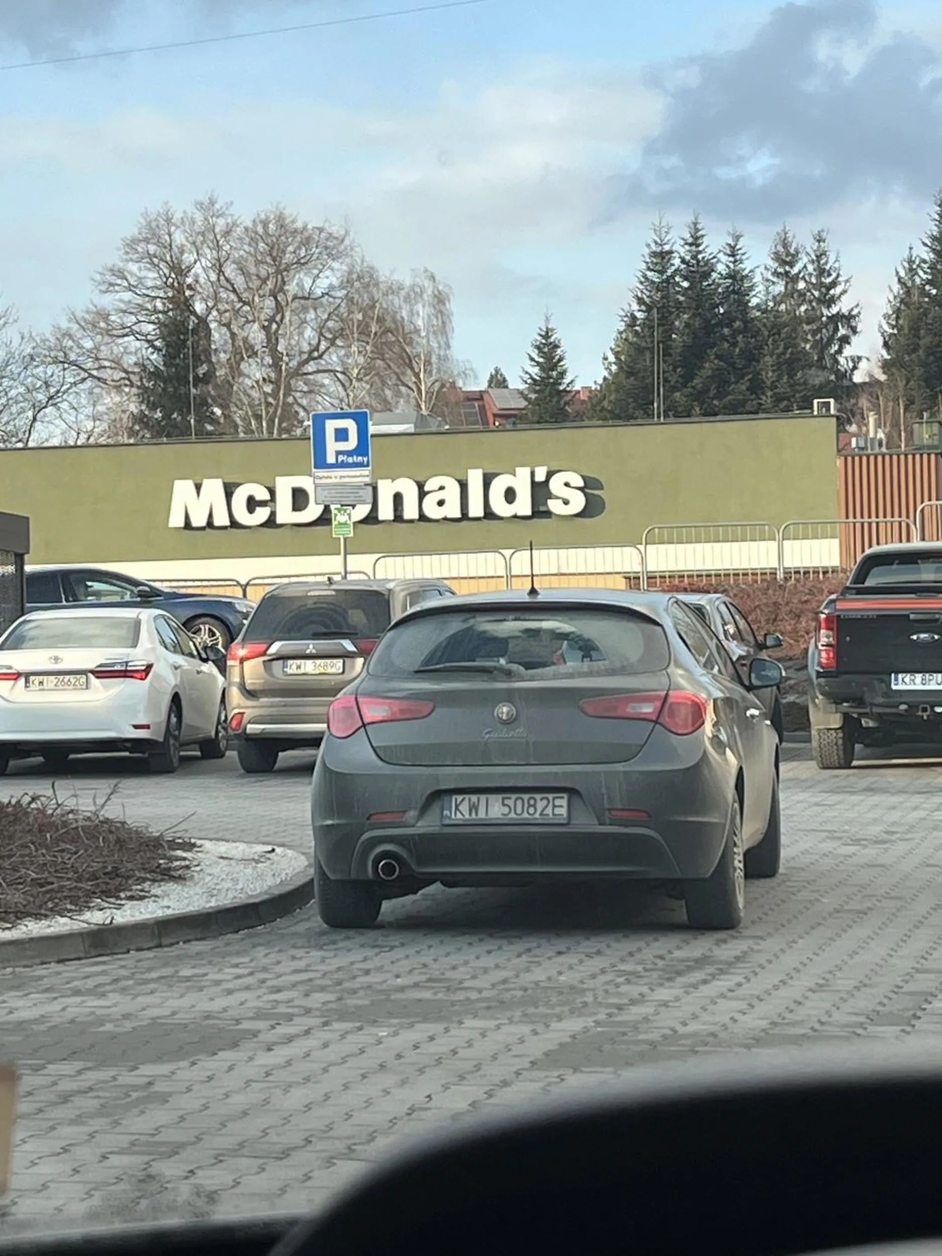 Dla wkuriwonej damy lekcja parkowania by sie przydała ew. badanie wzroku żeby widziała wolne miejsce które było dosłownie obok, ale przecież rossmanik i pepco nie poczekają :((