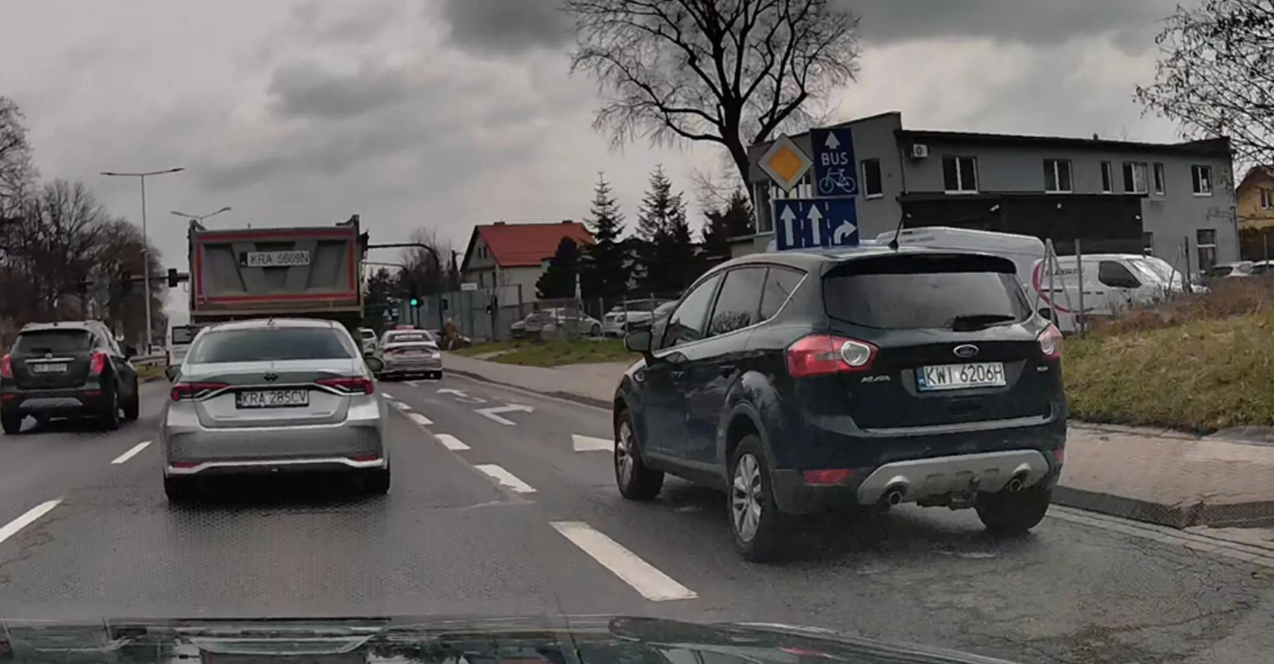 baran omija sobie błogo korek, jadąc buspasem na wprost przez skrzyżowanie