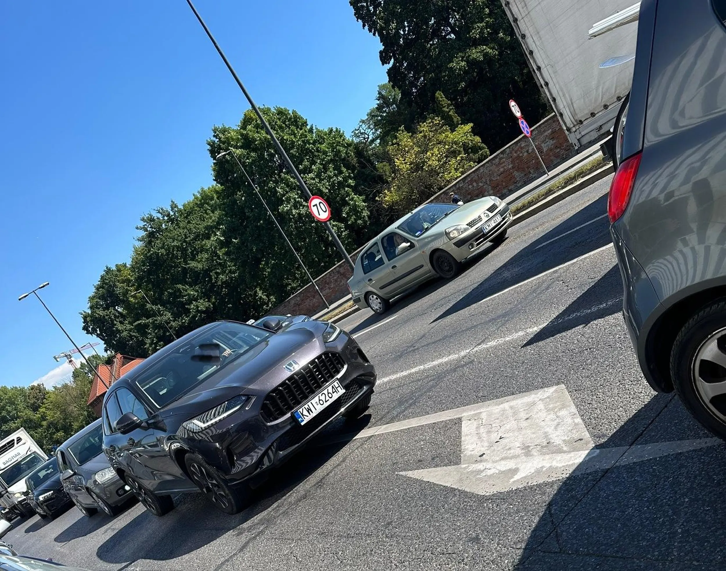 Uwaga, Pani za kierownicą nie zna przepisów! Zajeżdża drogę i wymusza pierwszeństwo, jeszcze ma pretensje i robi zdjęcia. Służę nagraniem, chętnie się podzielę.