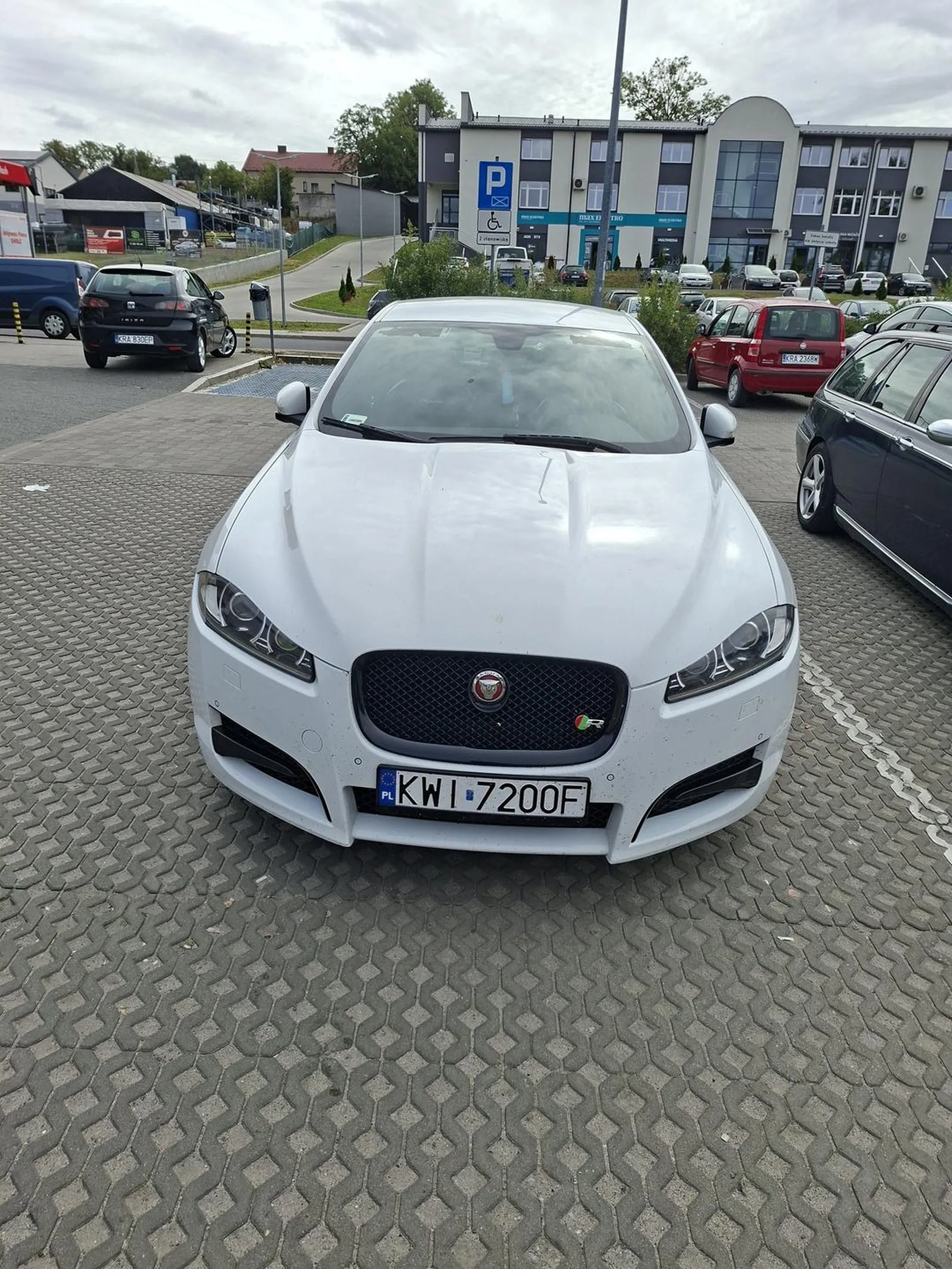 Stoi na przejeździe, brak wyznaczonego miejsca parkingowego. Tarasuje przejazd bo musiał wyskoczyć do biedry