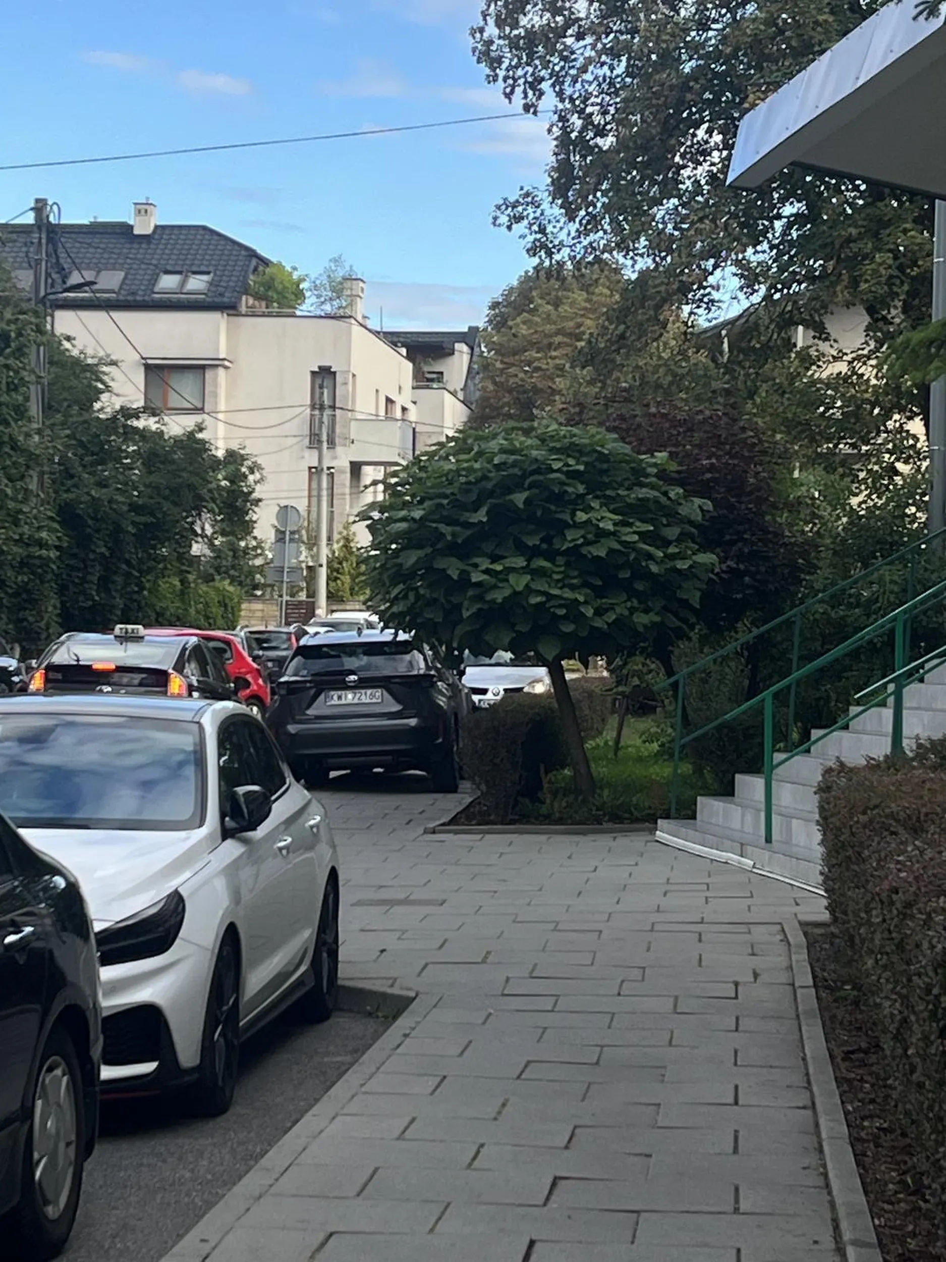 Samochód zaparkowany na chodniku w Krakowie Lea utrudnia przejście pieszym i jest postawiony wbrew przepisom. Kierowca ewidentnie ignoruje zasady parkowania :))