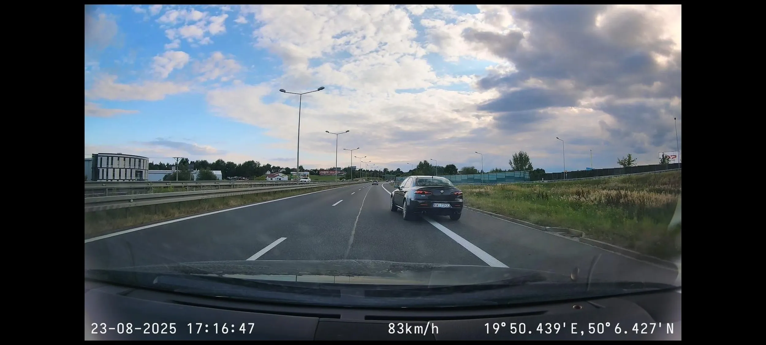 Wariat. Jeździ z nadmierną prędkością, wyprzedza pasem awaryjnym.