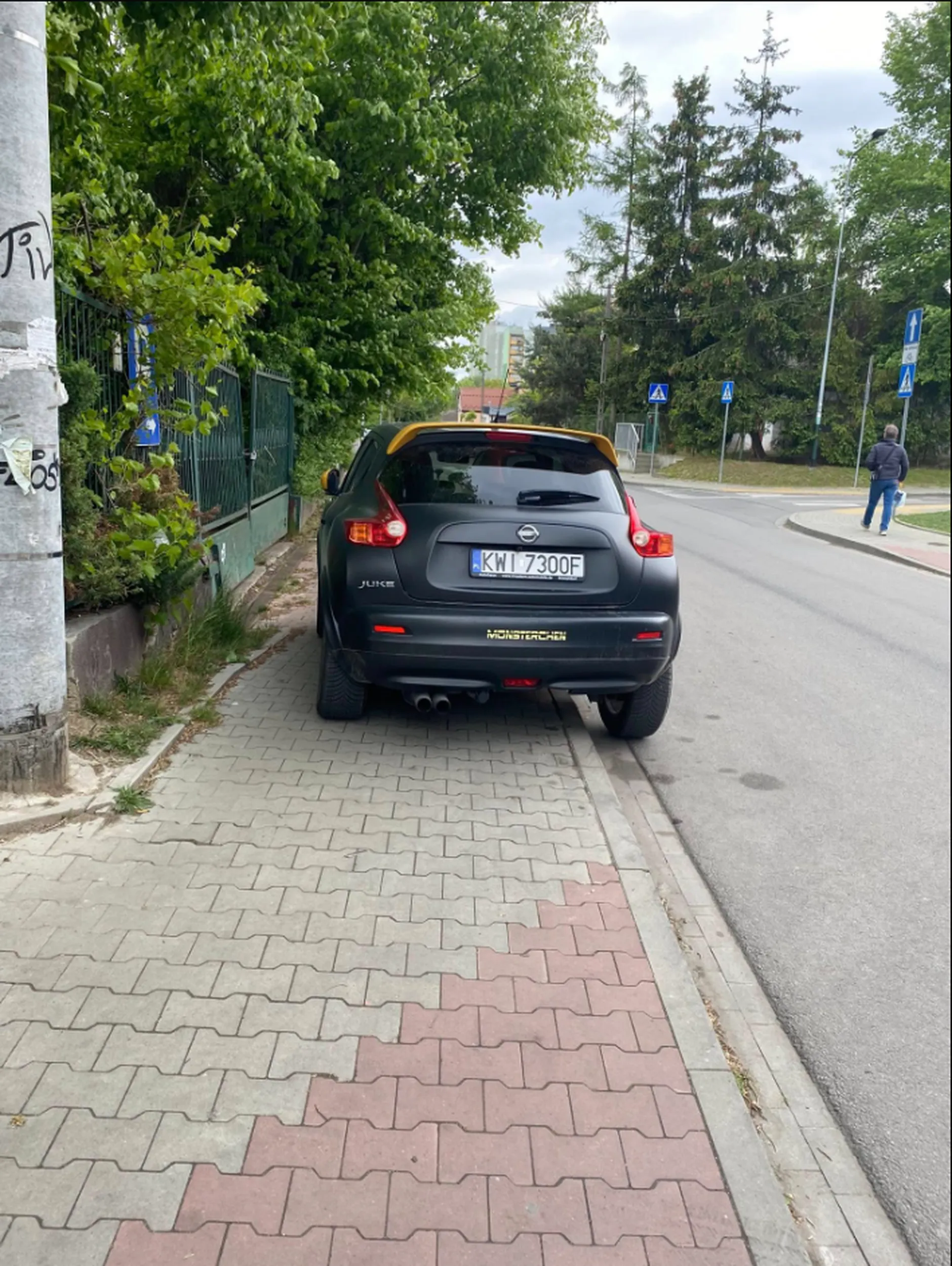 Cham i prostak. Parkuje na miejscu dla inwalidów pomimo, że nie jest inwalidą i jeszcze ma czelność się w wulgarny sposób awanturować. Dodatkowo parkuje na chodniku uniemożliwiając przejście pieszych.