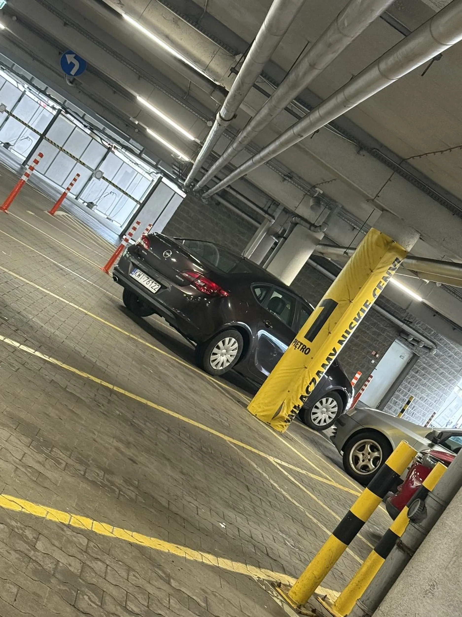 Najpierw jechała pod prąd a potem stanęła na 2 miejscach