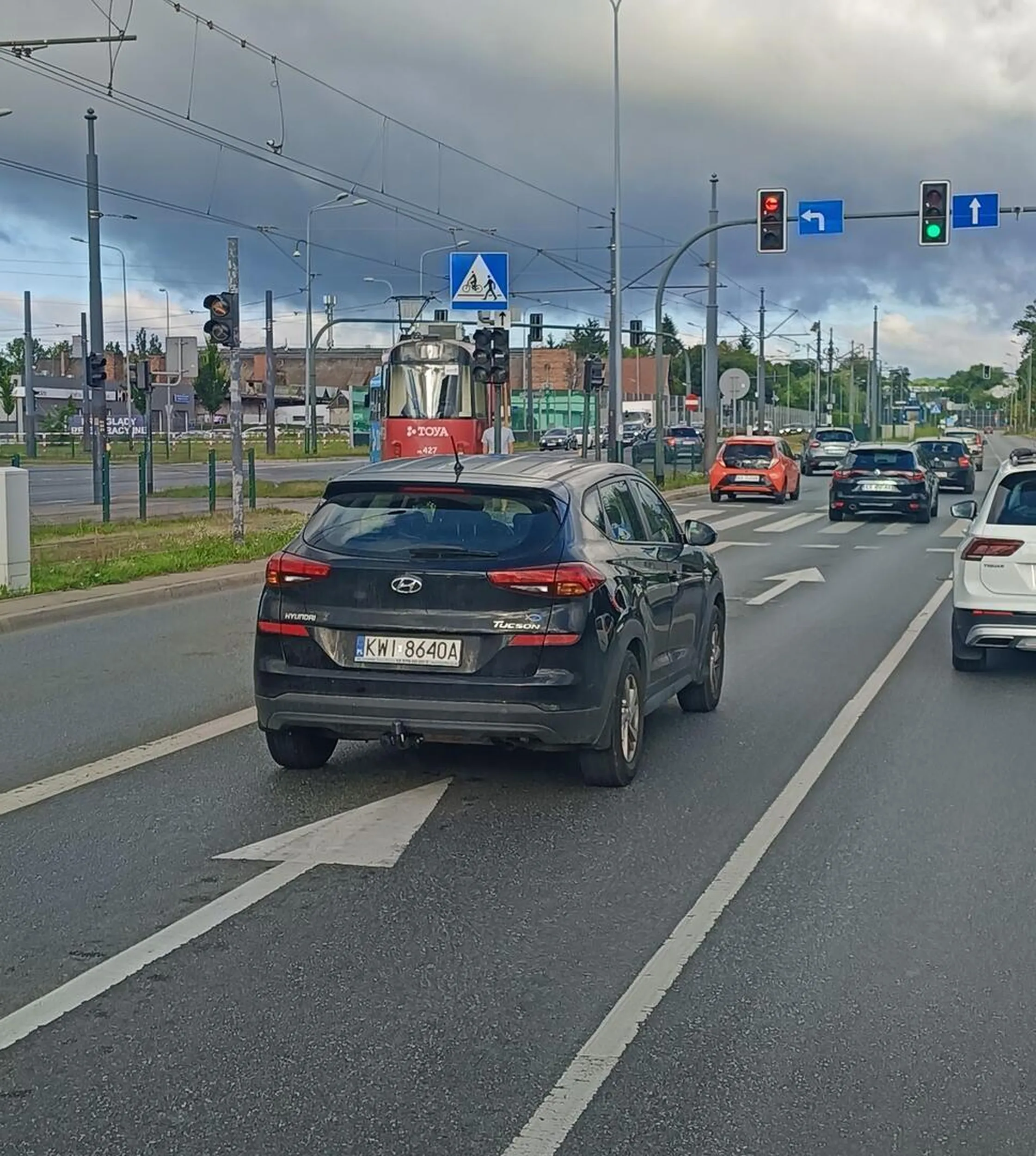 Nie pozdrawiam kierowcy, który w dniu dzisiejszym (tj. 22.07.25 około godziny 7:20) na przejściu dla pieszych przy pętli Mały Płaszów w Krakowie. Jechał z impetem mimo tego że ustepiałem pierwszeństwa rowerzyście (dodam tylko że sygnalizacja świetlna nie działa). Prowadziłem samochód dostawczy przez którego można nie zauważyć co ukrywa się przed nim, więc w tym przypadku mogło dojść do poważnego wypadku przez idiotę który nie zna przepisów ruchu drogowego. Je*ać