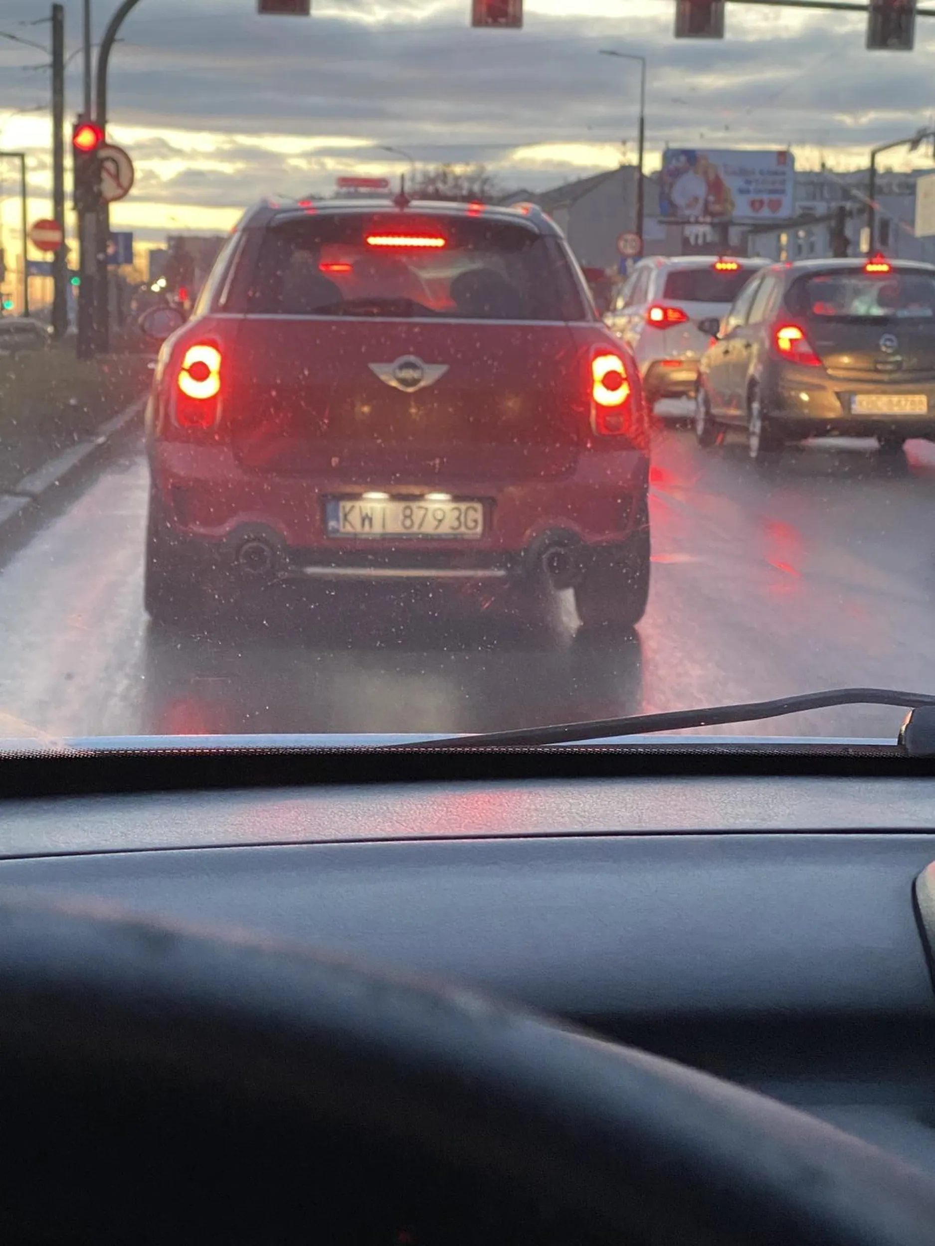 Chora brawura, zmienianie 2 pasów na raz na gęsto obłożonej drodze. Kierowca łamie przepisy przy czym stwarza zagrożenie. Oczywiście samochód też bardzo dostaje po gazie. Nie polecam zakupu tego gruchota, a na właściciela polecam uważać na drogach