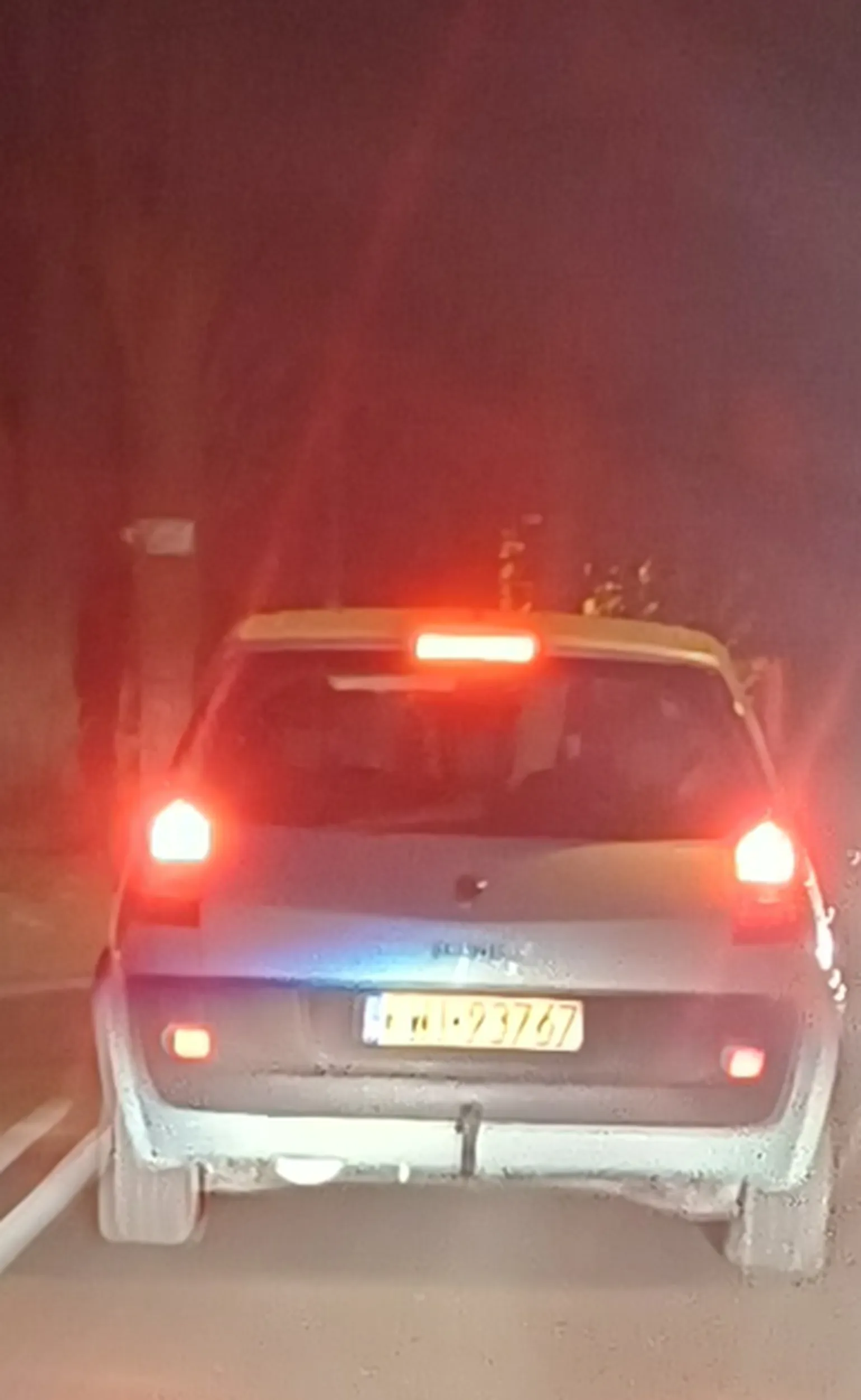 Kretyn w zdezelowanym Renault wyjeżdża z podporządkowanej wymuszając pierwszeństwo i w ogóle chyba się nie rozglądając czy nie jedzie inny pojazd (konieczne hamowanie z 50km/h do zera), a później celowo wyhamowuje cały sznur samochodów jadąc dużo poniżej dopuszczalnego ograniczenia.