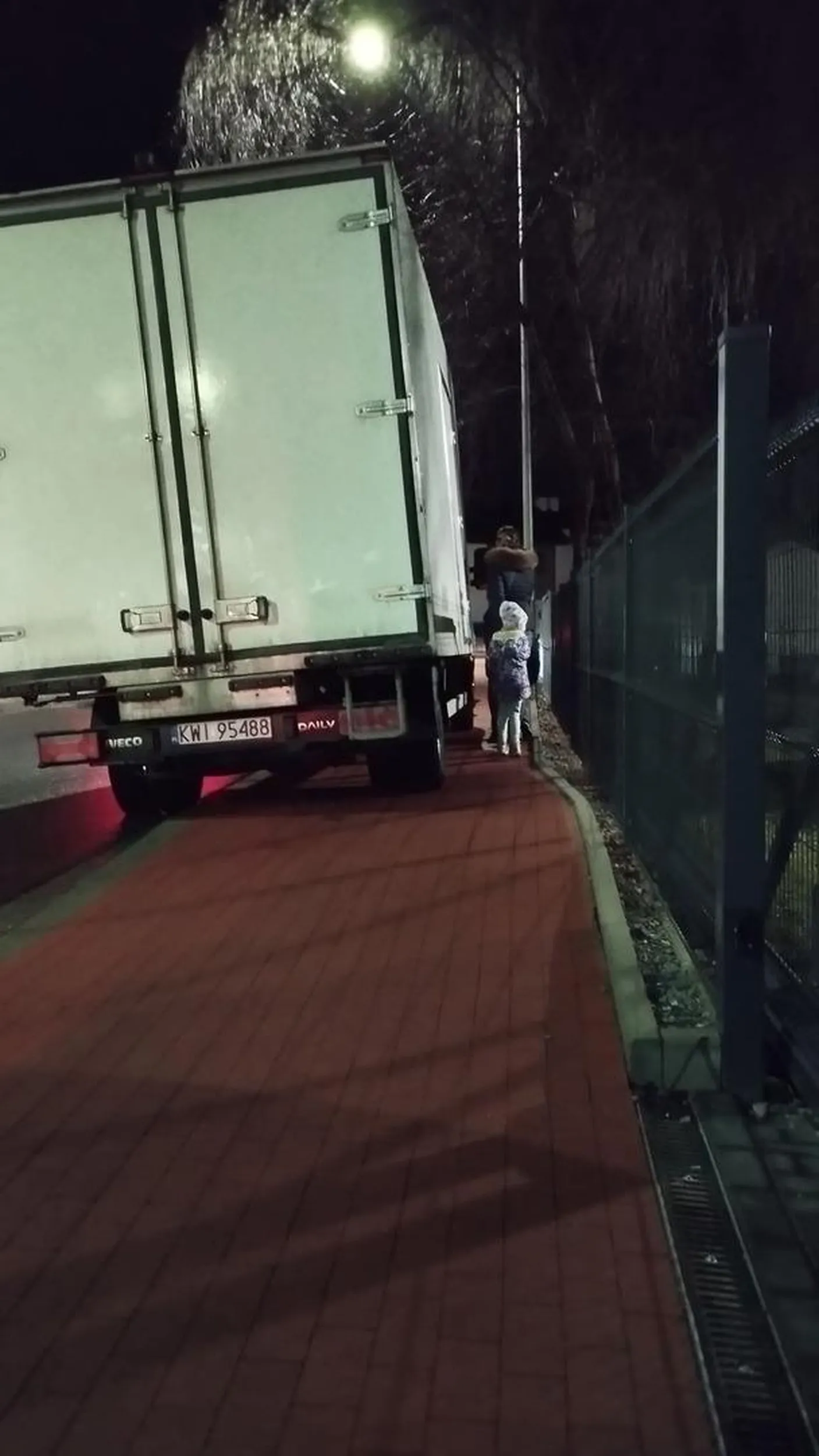 Bezmózg zastawił chodnik a ludzie się przeciskać muszą ? i nie było to tylko "na chwilę"