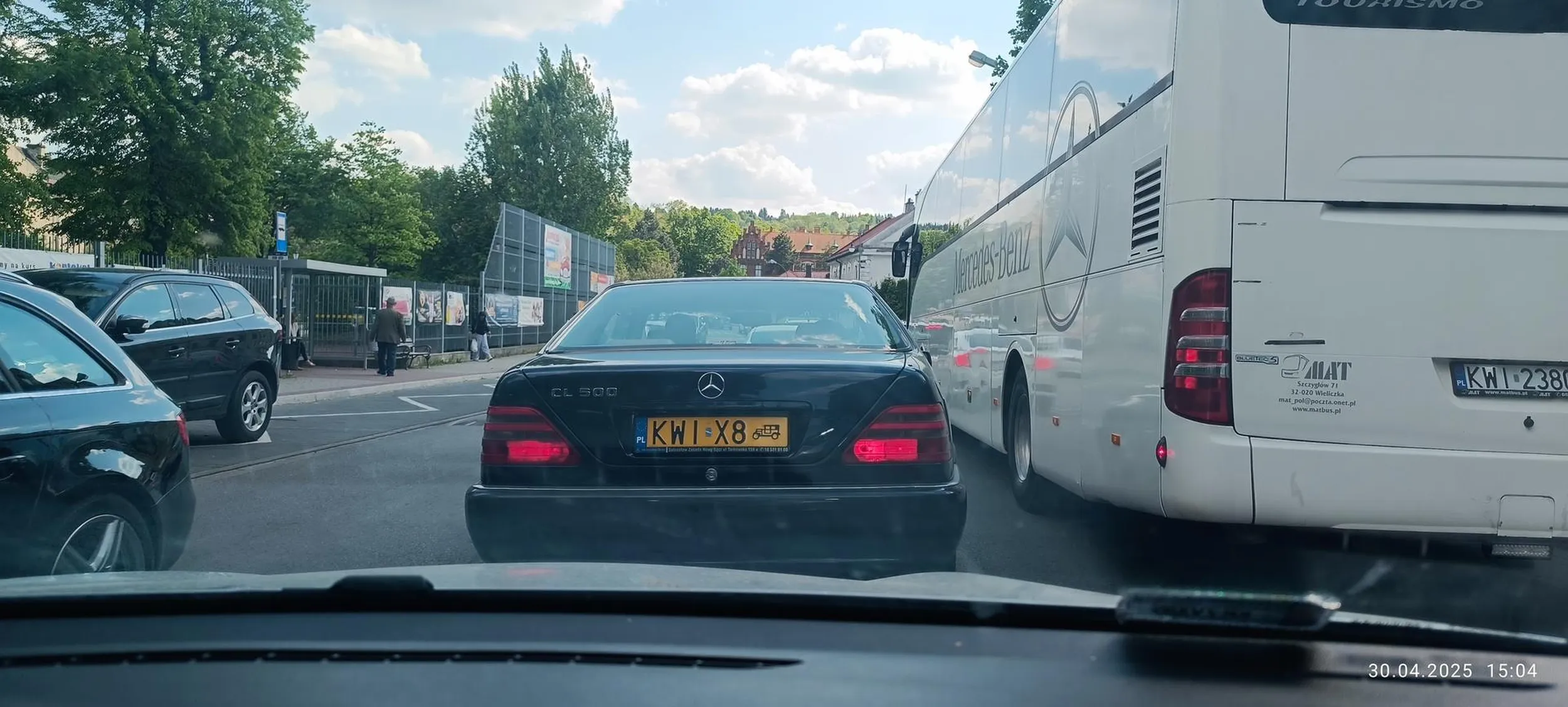 Wyprzedza na skrzyżowaniu, wymusza pierwszeństwo, wpycha się.