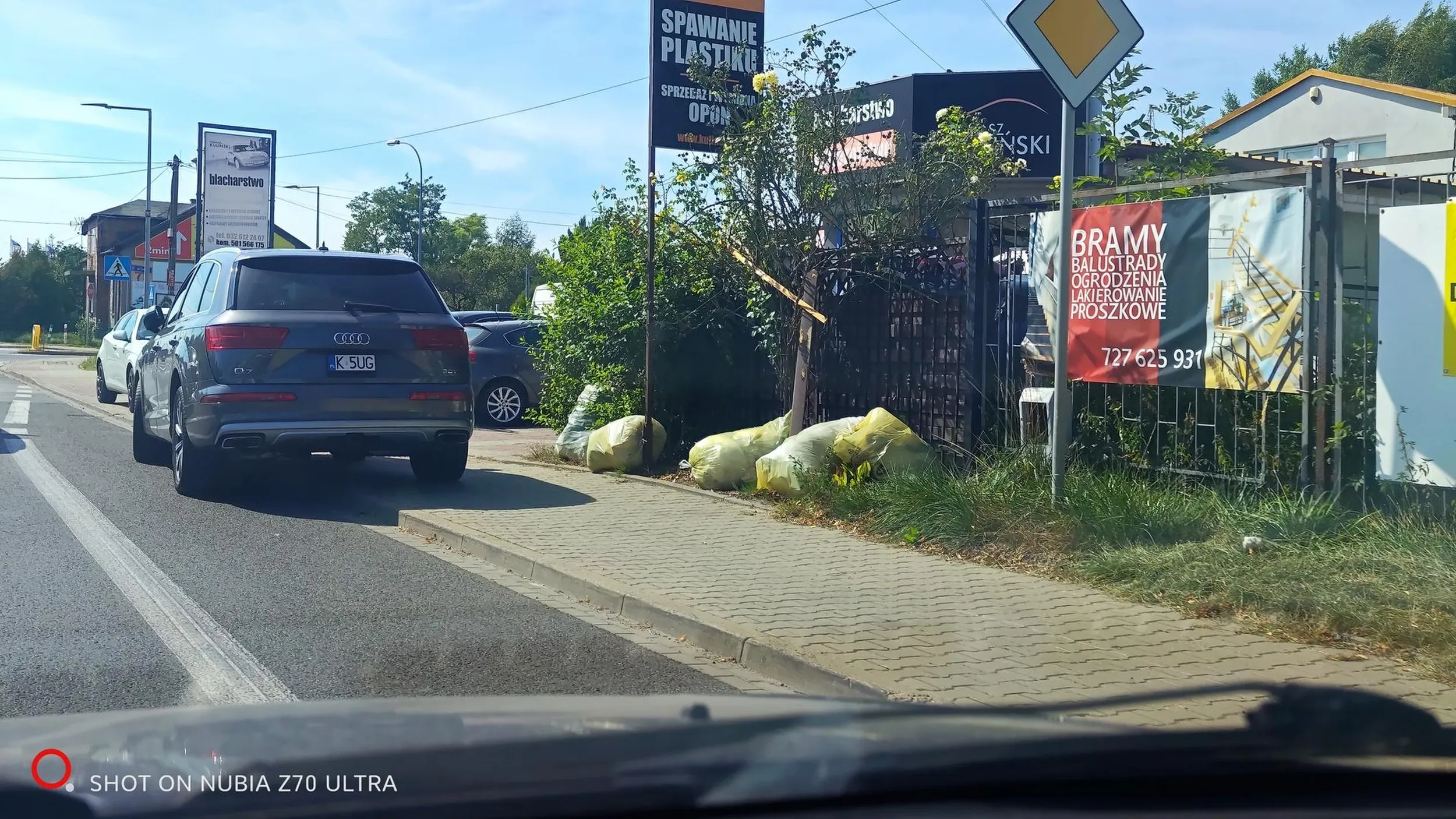 Pipa stoi co dzień na chodniku blokując bombelkom i madkom przejazd wózkóf