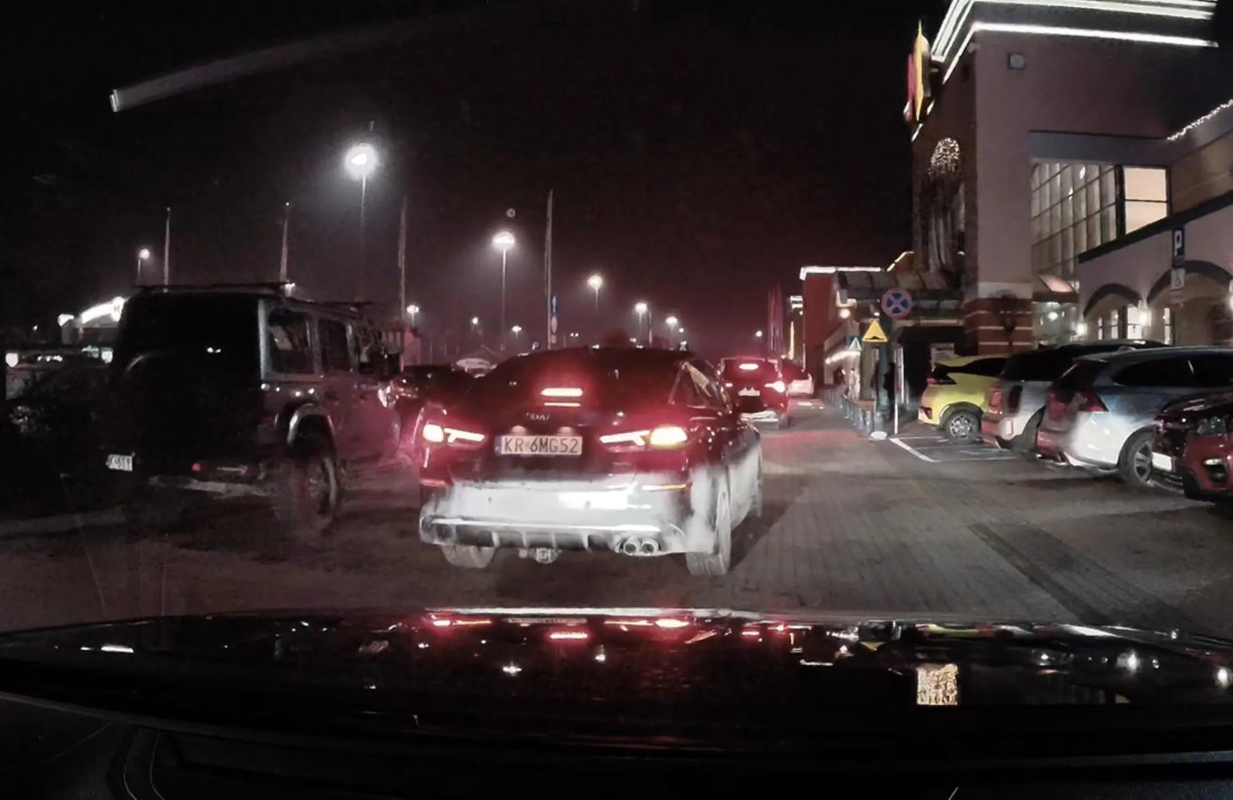 głąb porzucił auto na środku przejazdu