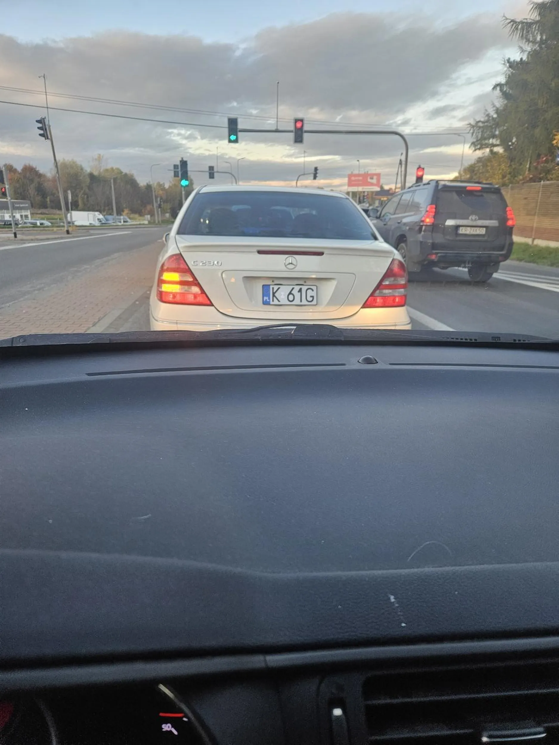 Jezdzi jak pijany jezdzi na czołówkę wyprzedza na przejściach dla pieszych przejeżdża na czerwonym swietle